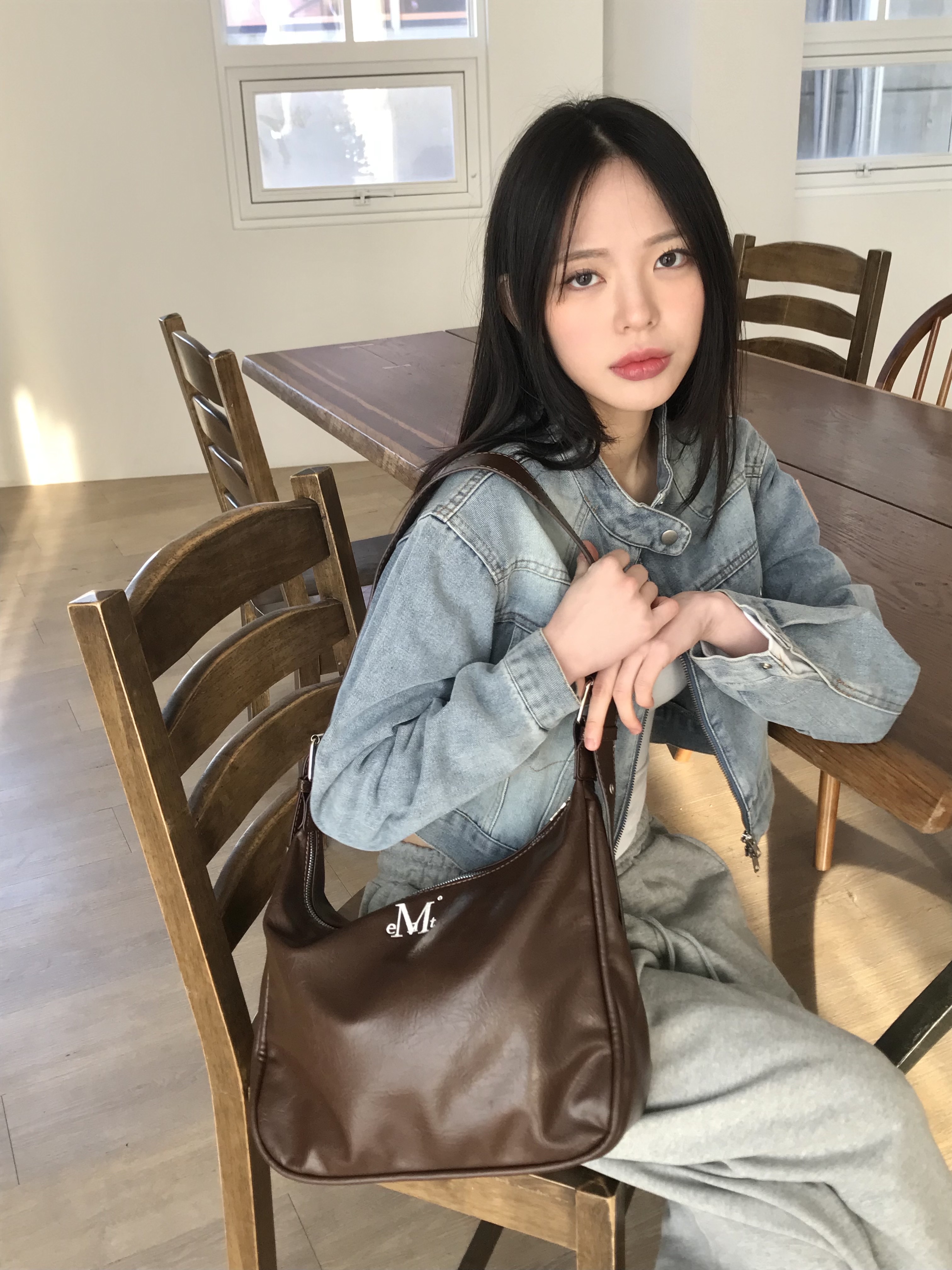 MUCENT Pot Double Wrinkle Leather Shoulder Bag Brown 착용 스타일 - 3