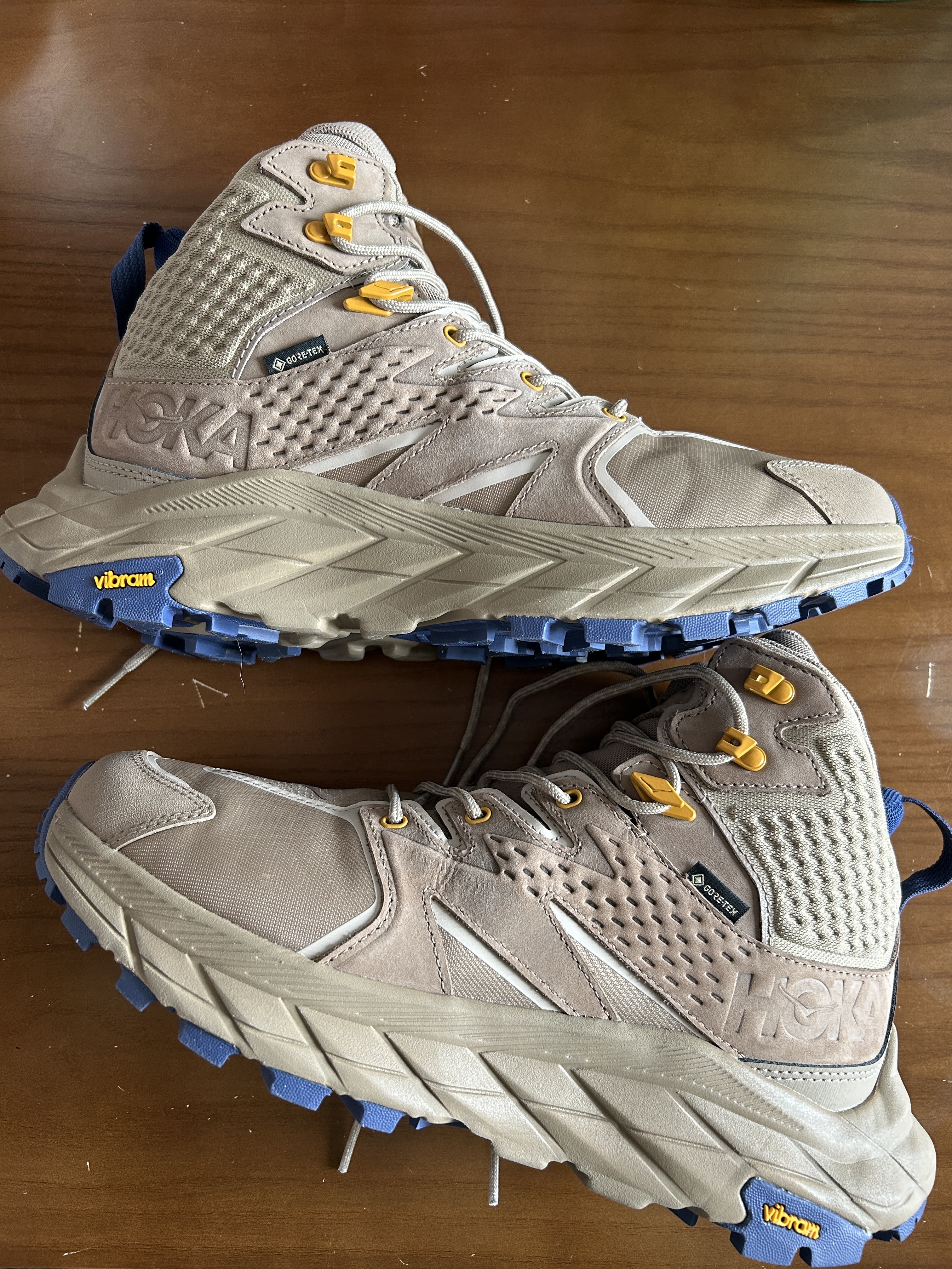 Hoka Anacapa Mid Gore-Tex Dune Elmwood 착용 스타일