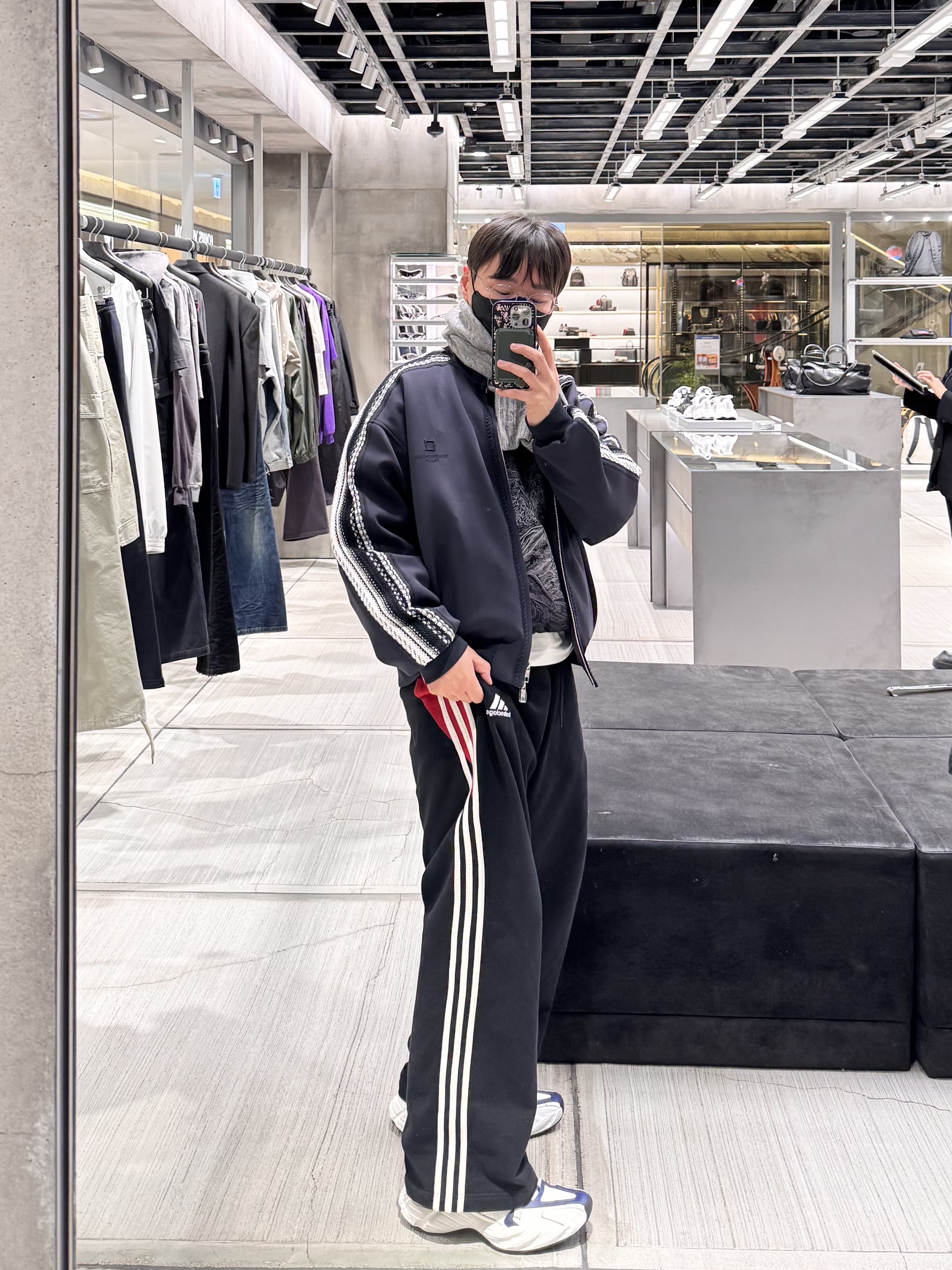Balenciaga x Adidas Fleece Baggy Sweatpants Black, Balenciaga 3XL Extreme Lace Sneakers Egg Shell 착용 스타일 - 4
