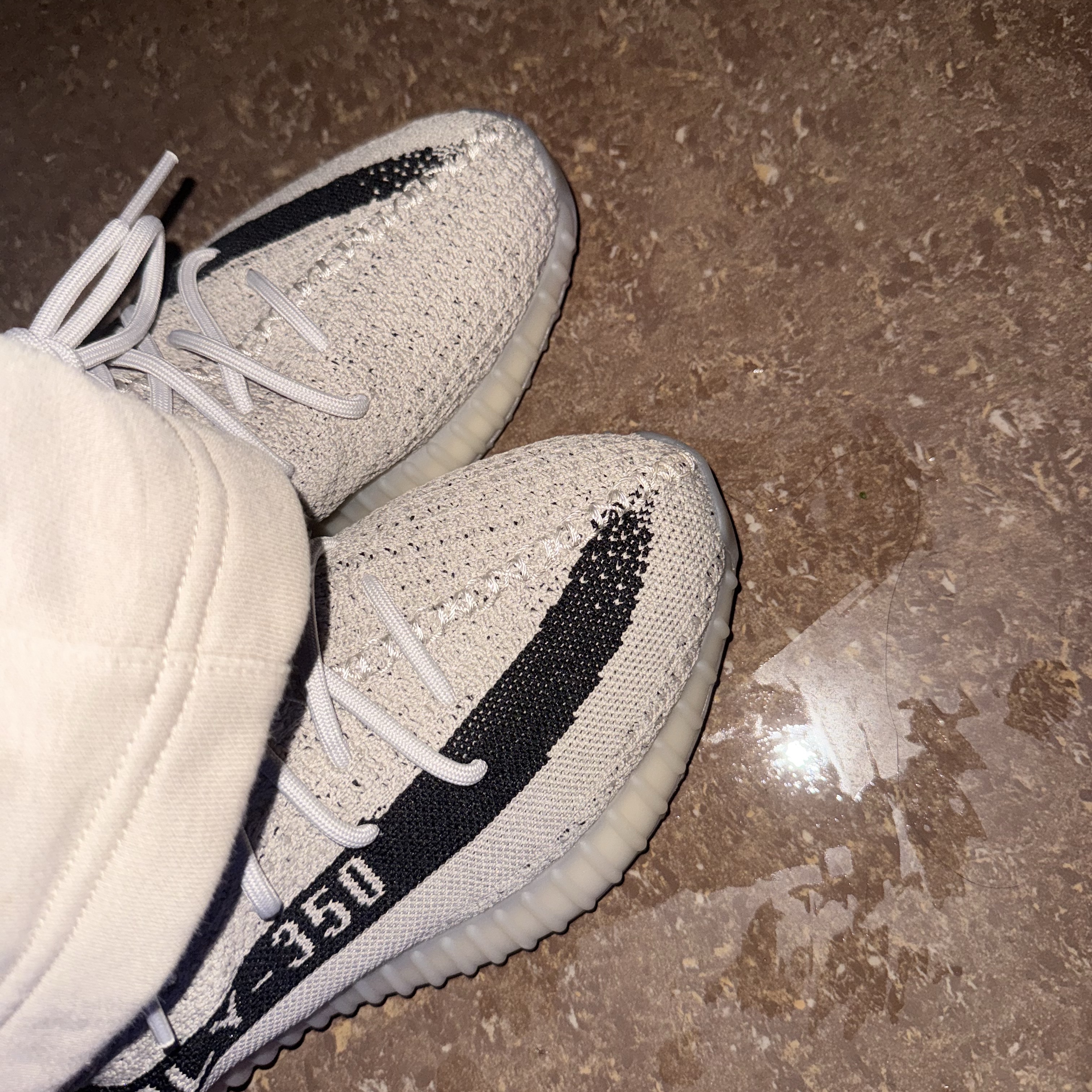 Adidas Yeezy Boost 350 V2 Slate Core Black 2022/2023 착용 스타일 - 1