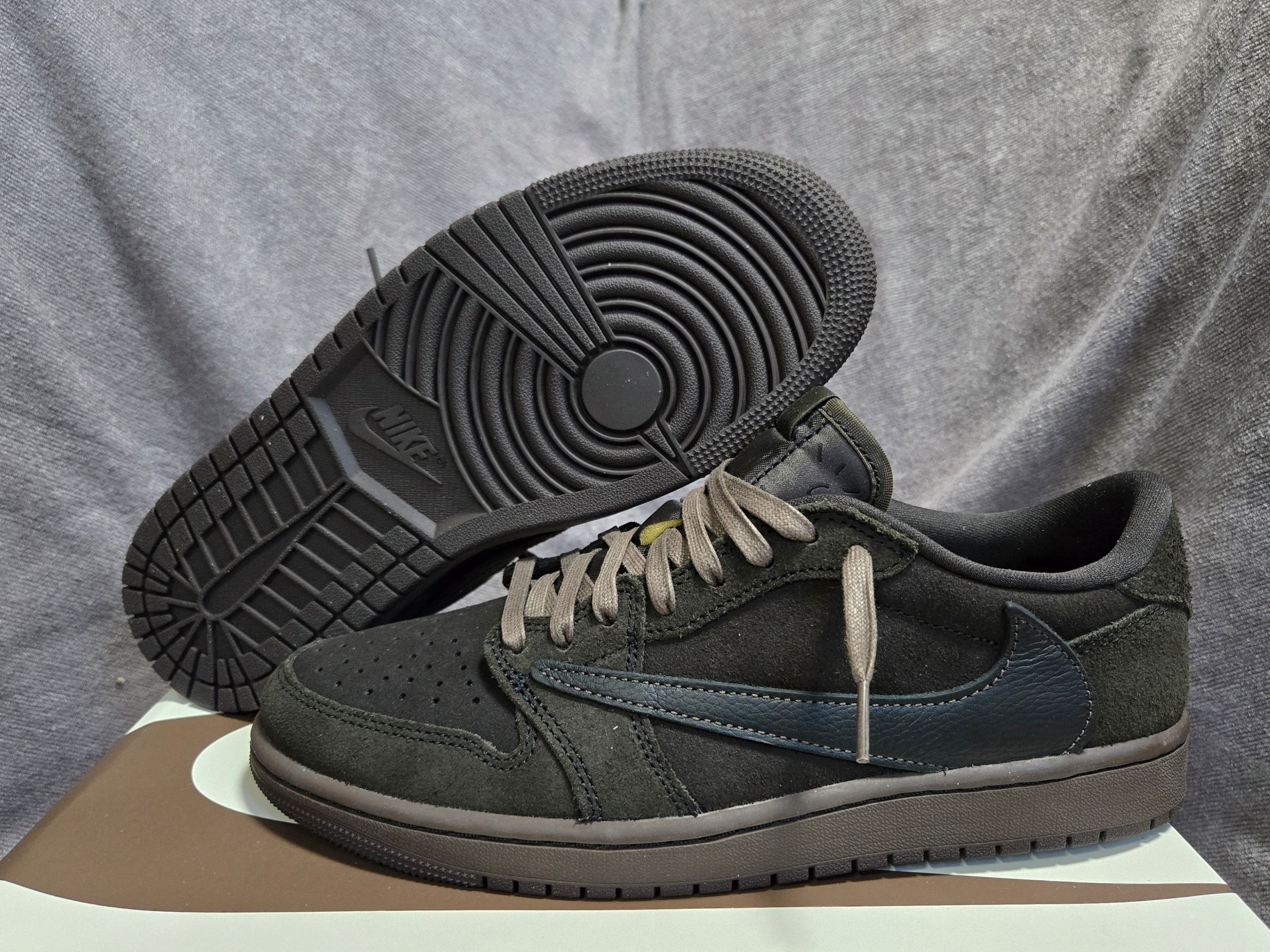 Jordan 1 x Travis Scott Retro Low OG SP Velvet Brown and Dark Mocha 착용 스타일 - 2