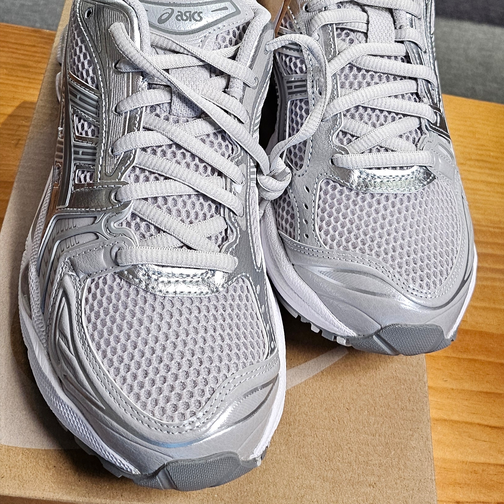 (W) Asics Gel-Kayano 14 Cloud Grey Clay Grey 착용 스타일 - 3