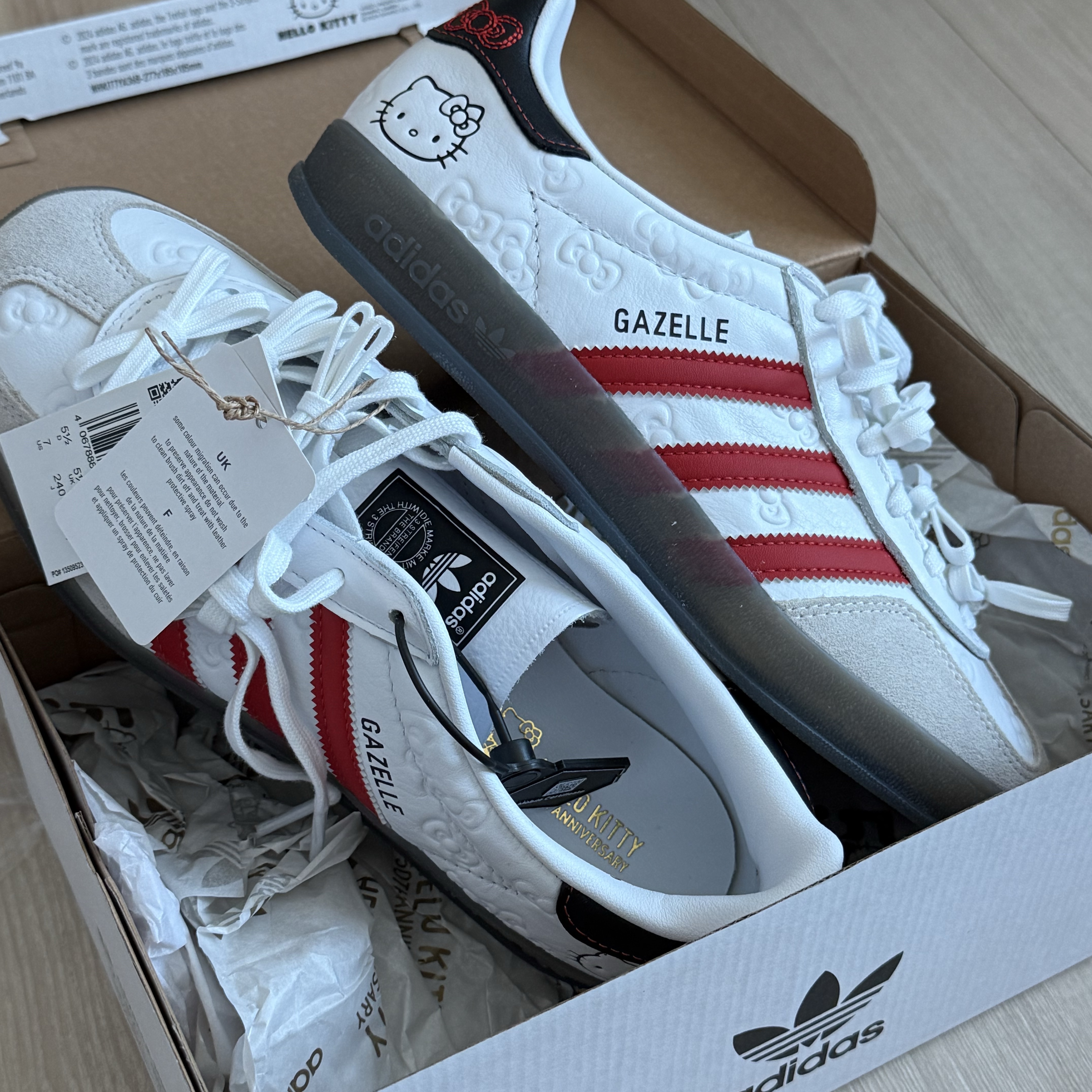 (W) Adidas x Hello Kitty Gazelle Indoor Cloud White Red 착용 스타일
