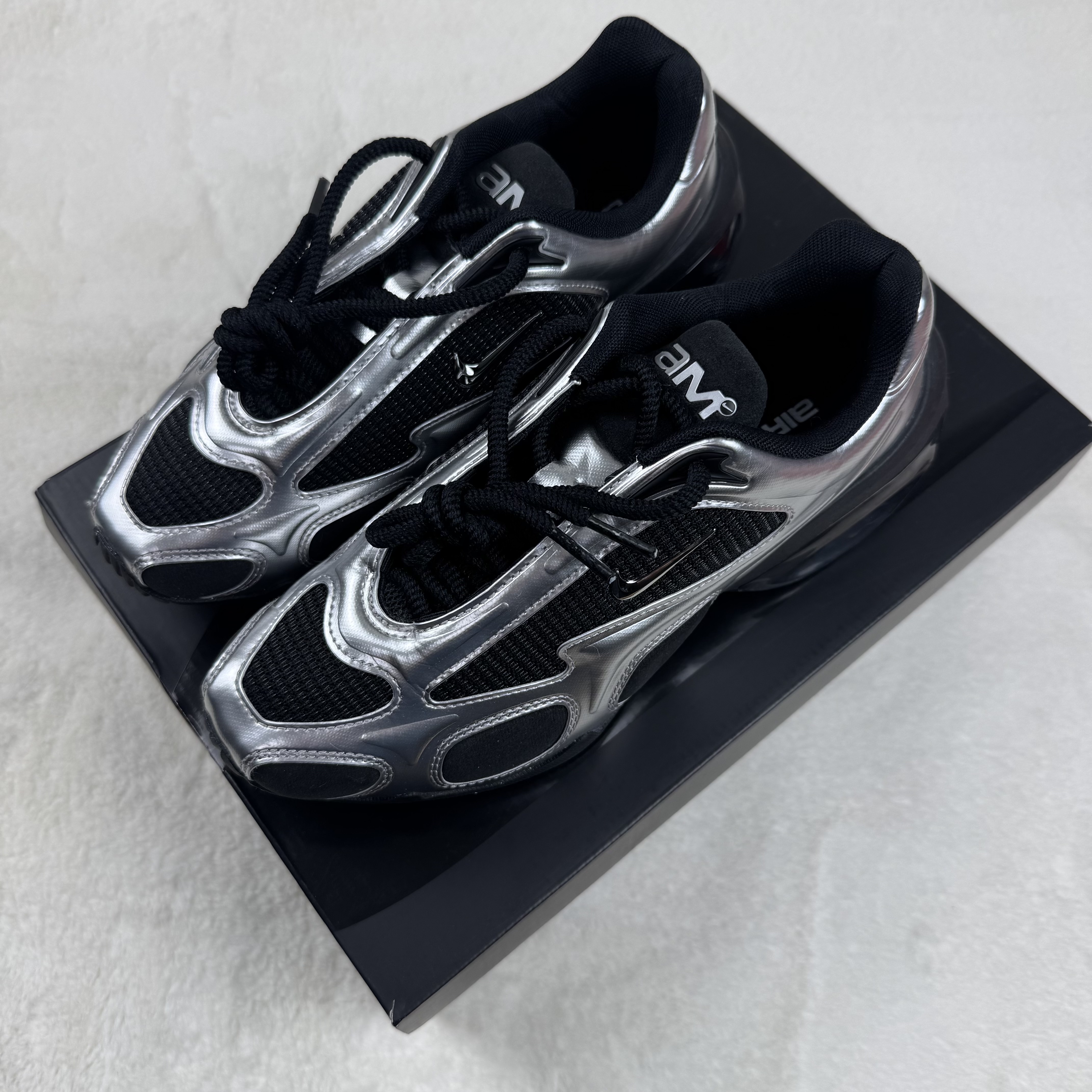 (W) Nike Air Max Muse Black and Metallic Silver 착용 스타일