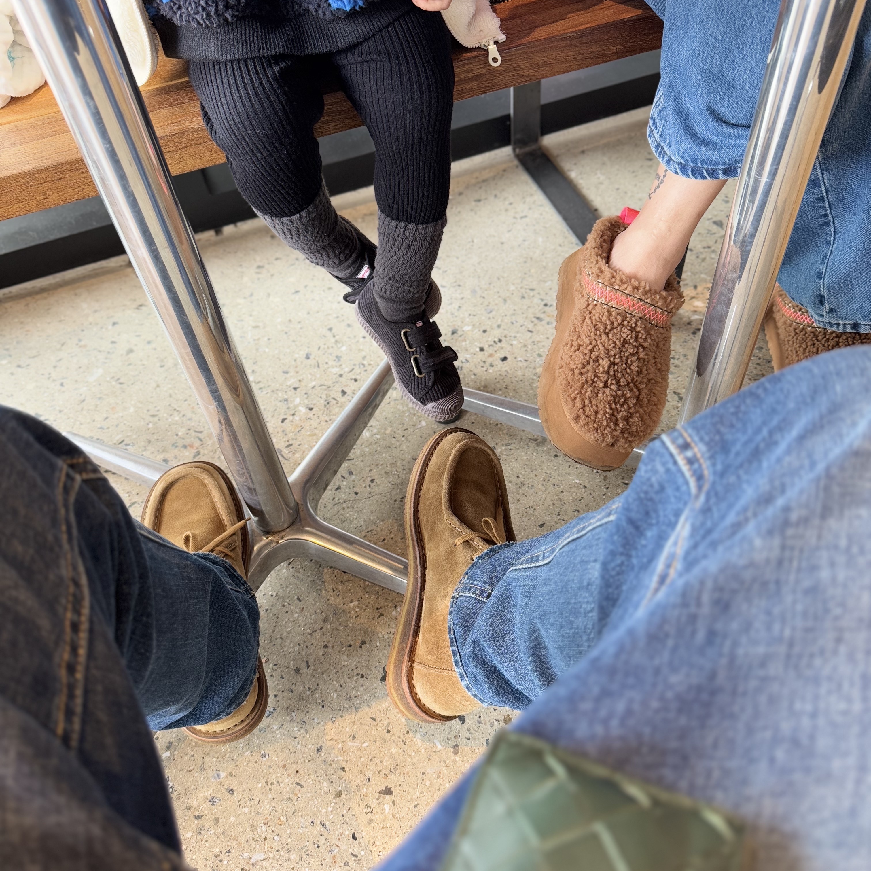 Astorflex Beenflex Whiskey, (W) UGG Tazz Braid Hardwood 착용 스타일 - 1