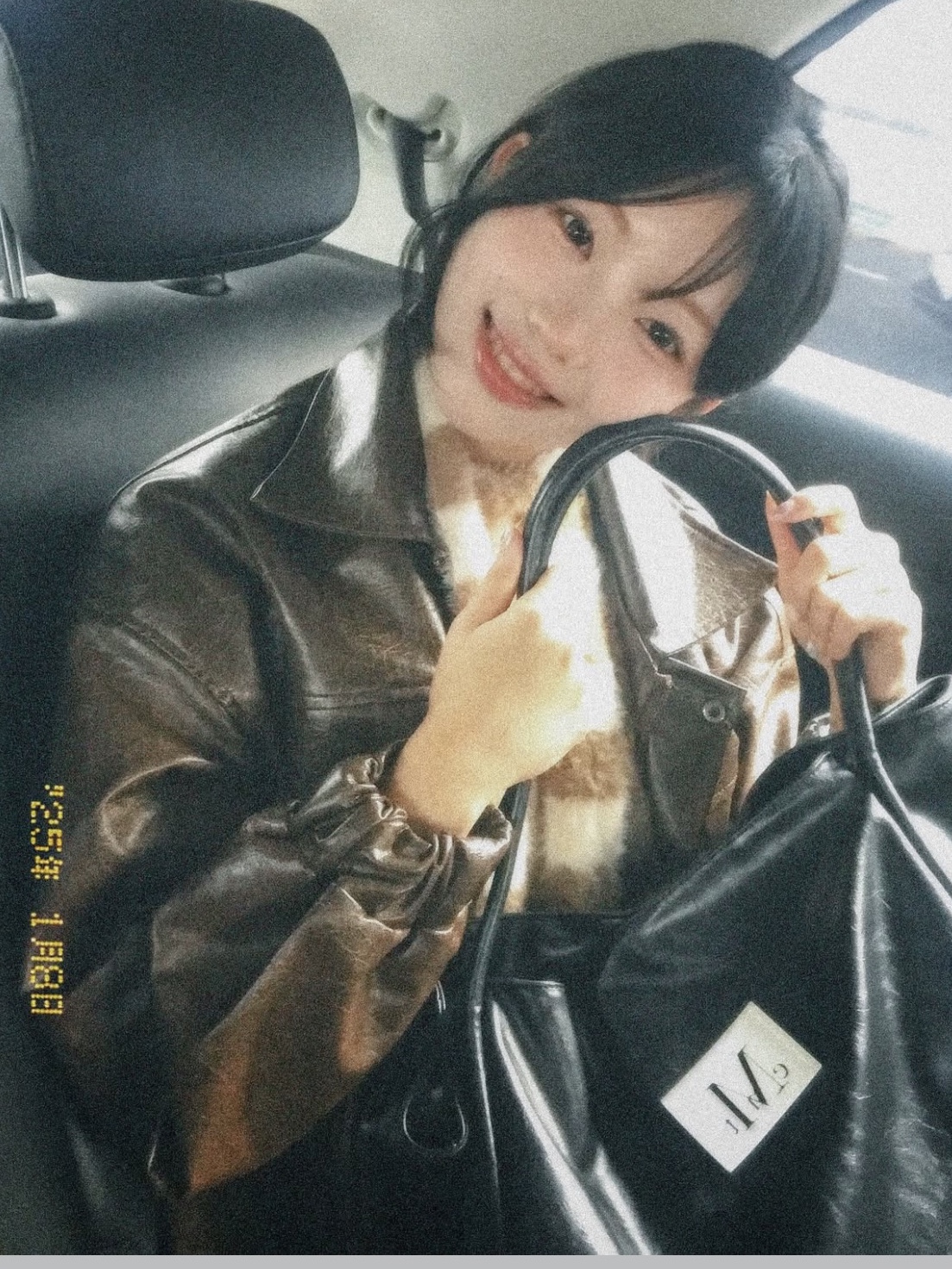 MUCENT Griek Leather Shoulder Bag Black 착용 스타일 - 1