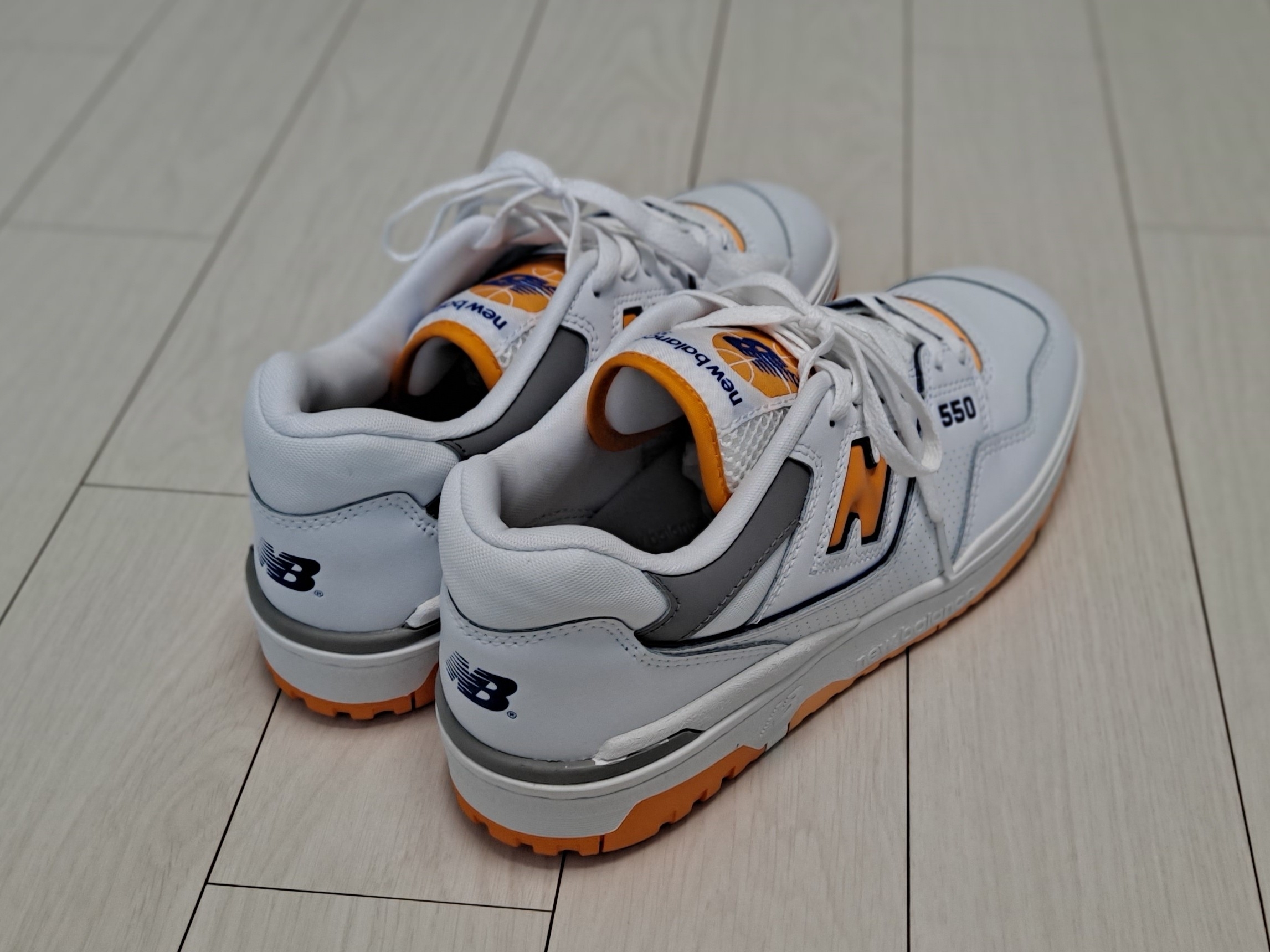 New Balance 550 White Vibrant Orange - 2E Wide 착용 스타일 - 4
