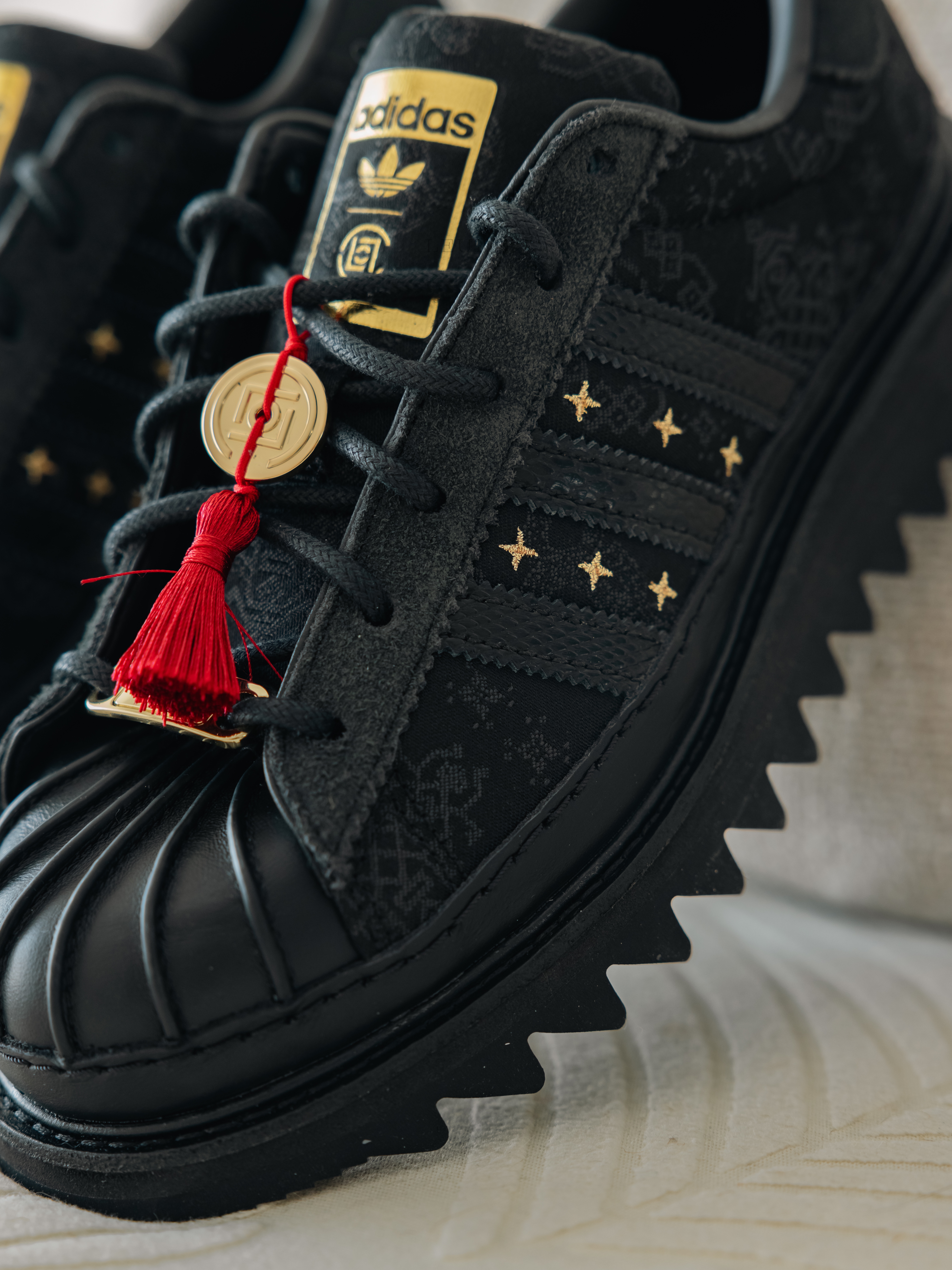 Adidas x Clot Superstar Core Black Carbon 착용 스타일 - 2