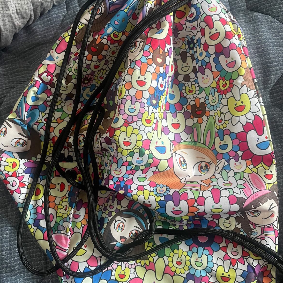 NewJeans Supernatural NJ x Murakami Drawstring Bag Ver. 착용 스타일