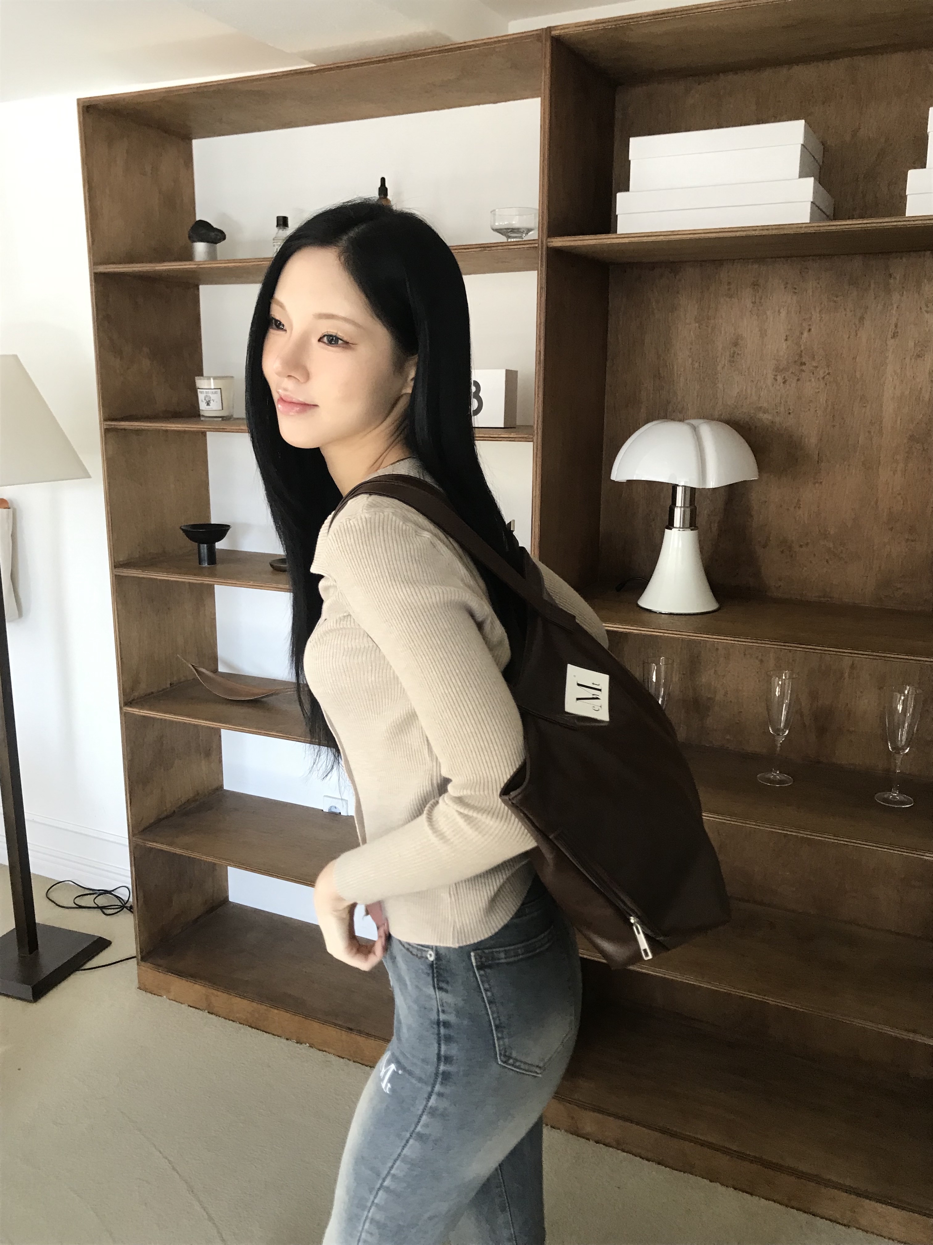 MUCENT Rienne Side Zipper Leather Shoulder Bag Brown 착용 스타일 - 1