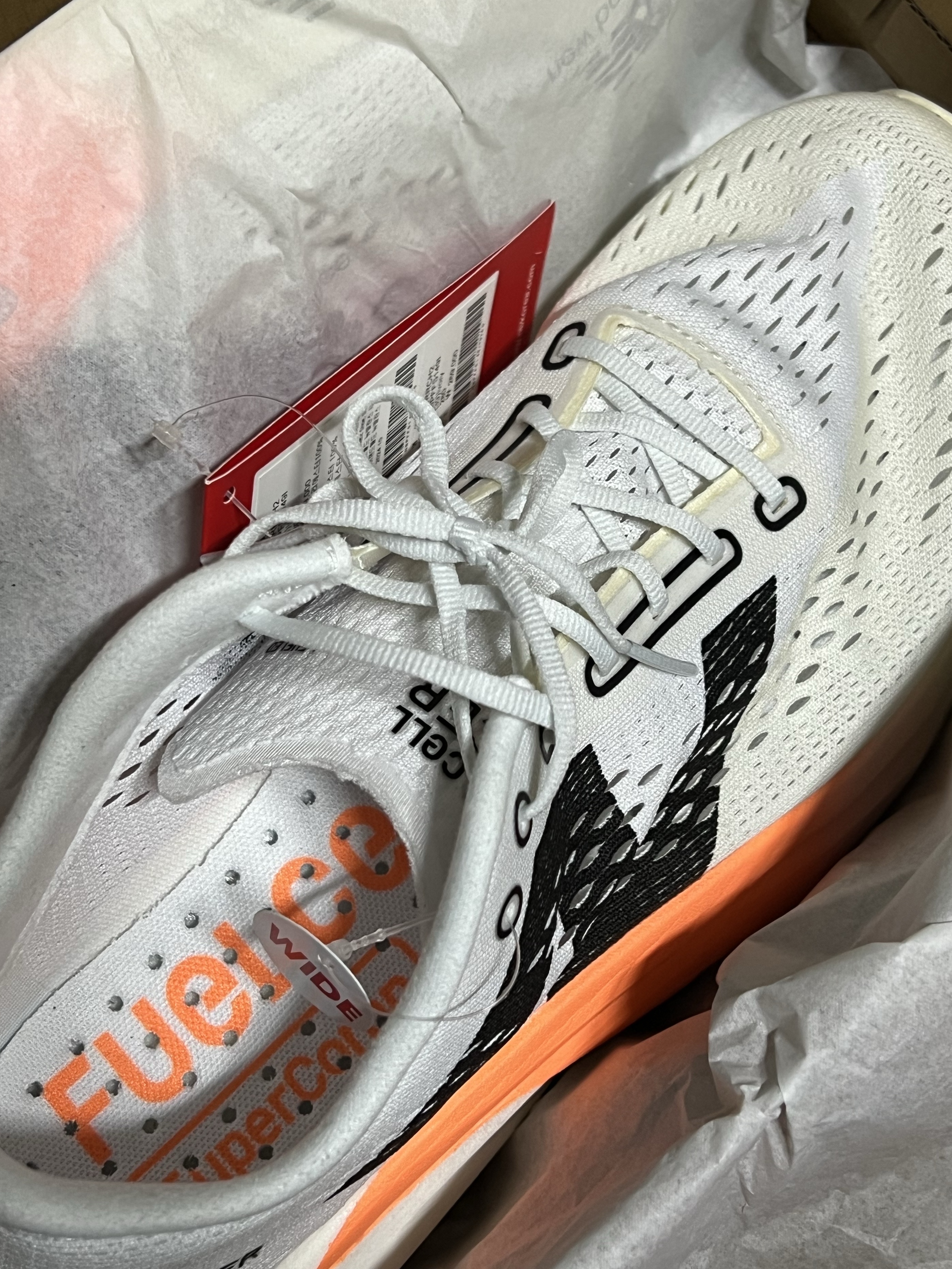 New Balance Fuelcell SC Pacer v2 White - 2E Wide 착용 스타일 - 2