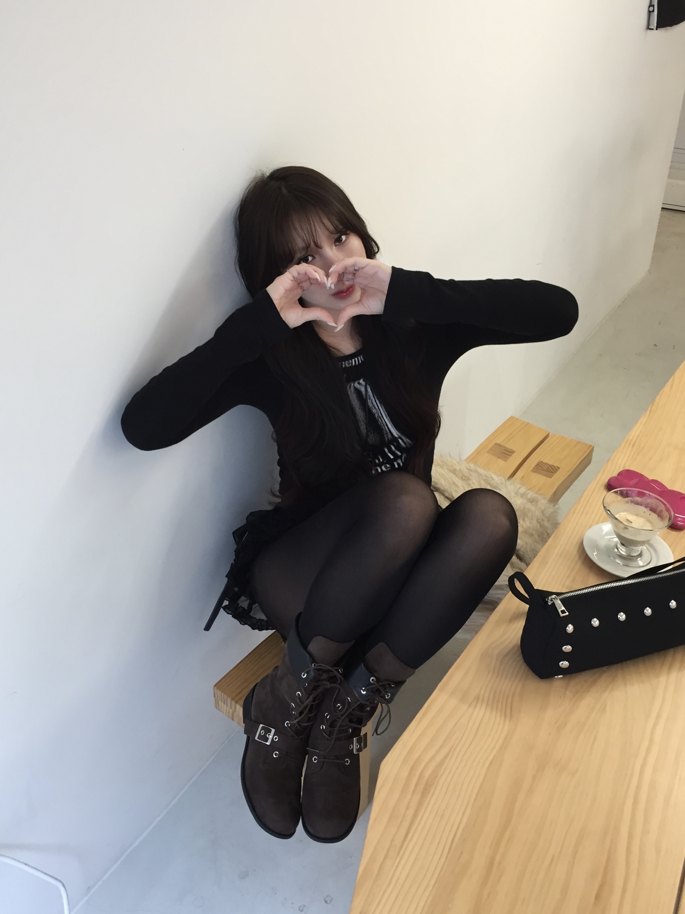 Yunse Lucy Bag Black 착용 스타일