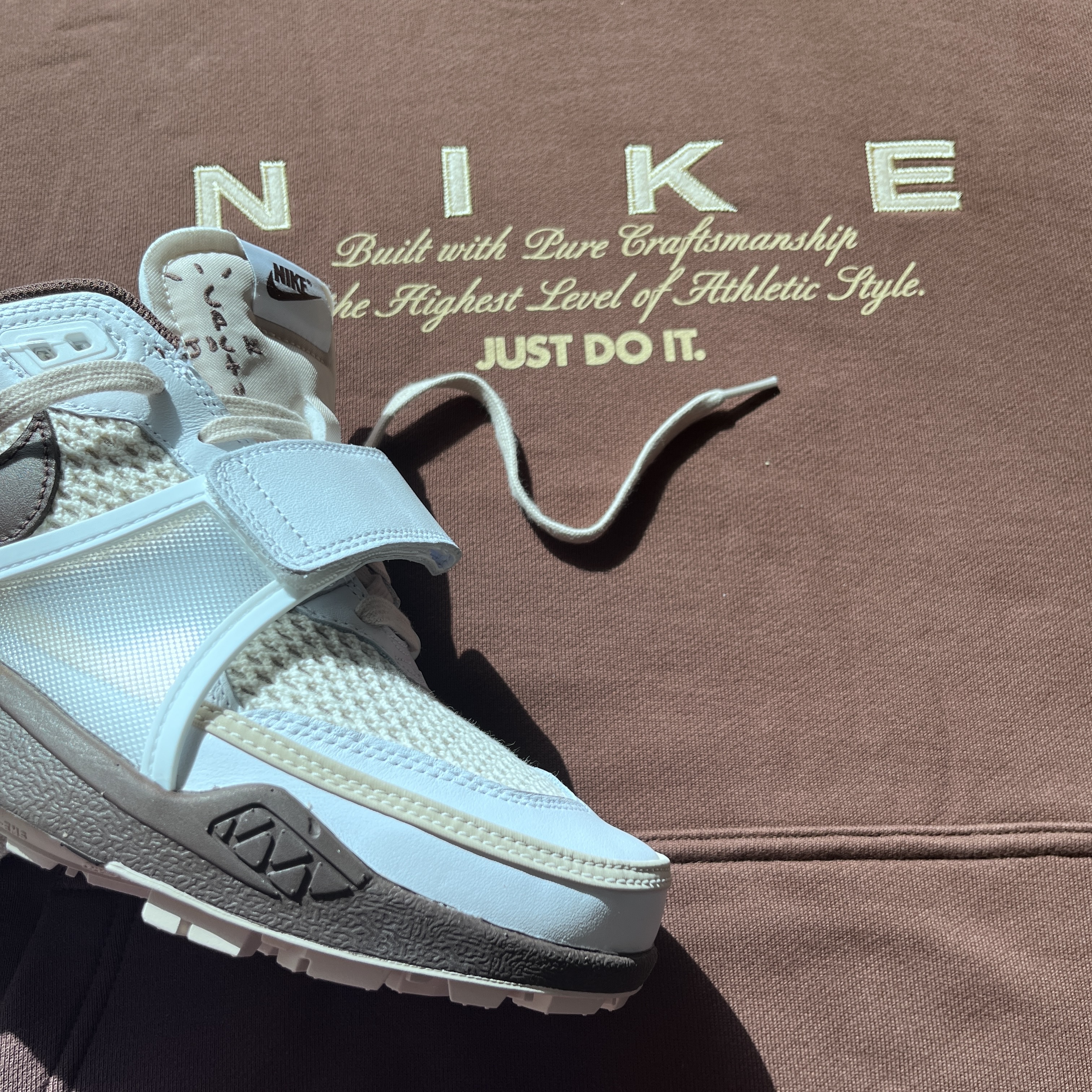 Nike x Travis Scott Zoom Field Jaxx White and Light Chocolate, Jordan x Travis Scott Jumpman Jack TR Sail and Dark Mocha 착용 스타일 - 4