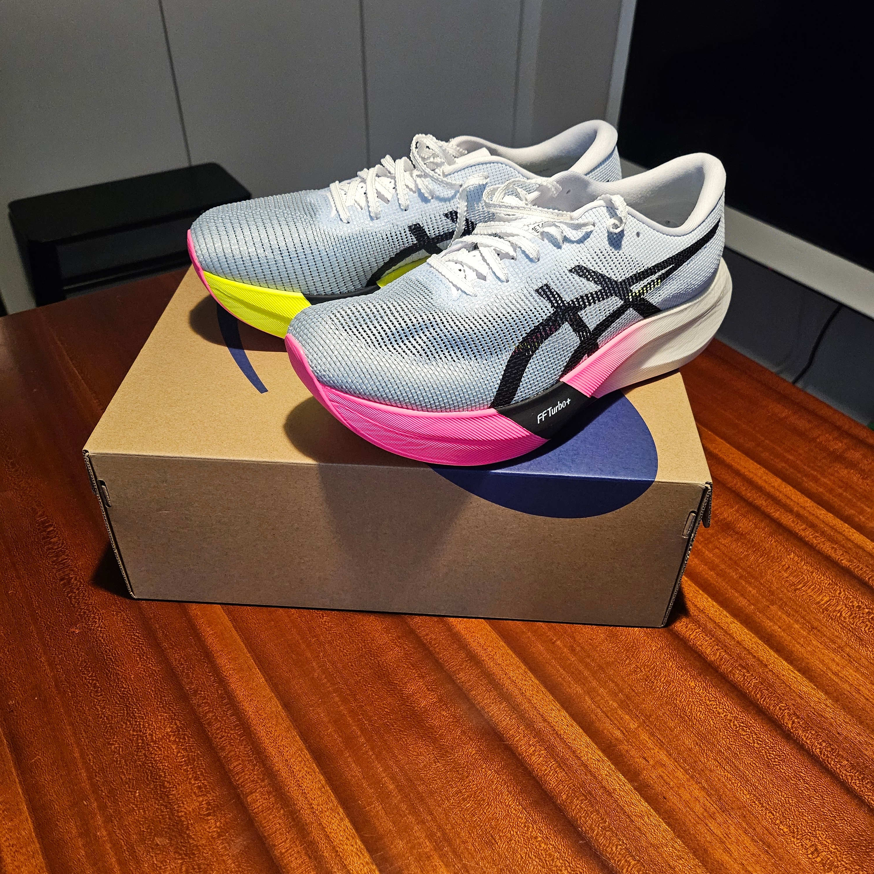 Asics Metaspeed Sky Paris Light Blue Black 착용 스타일