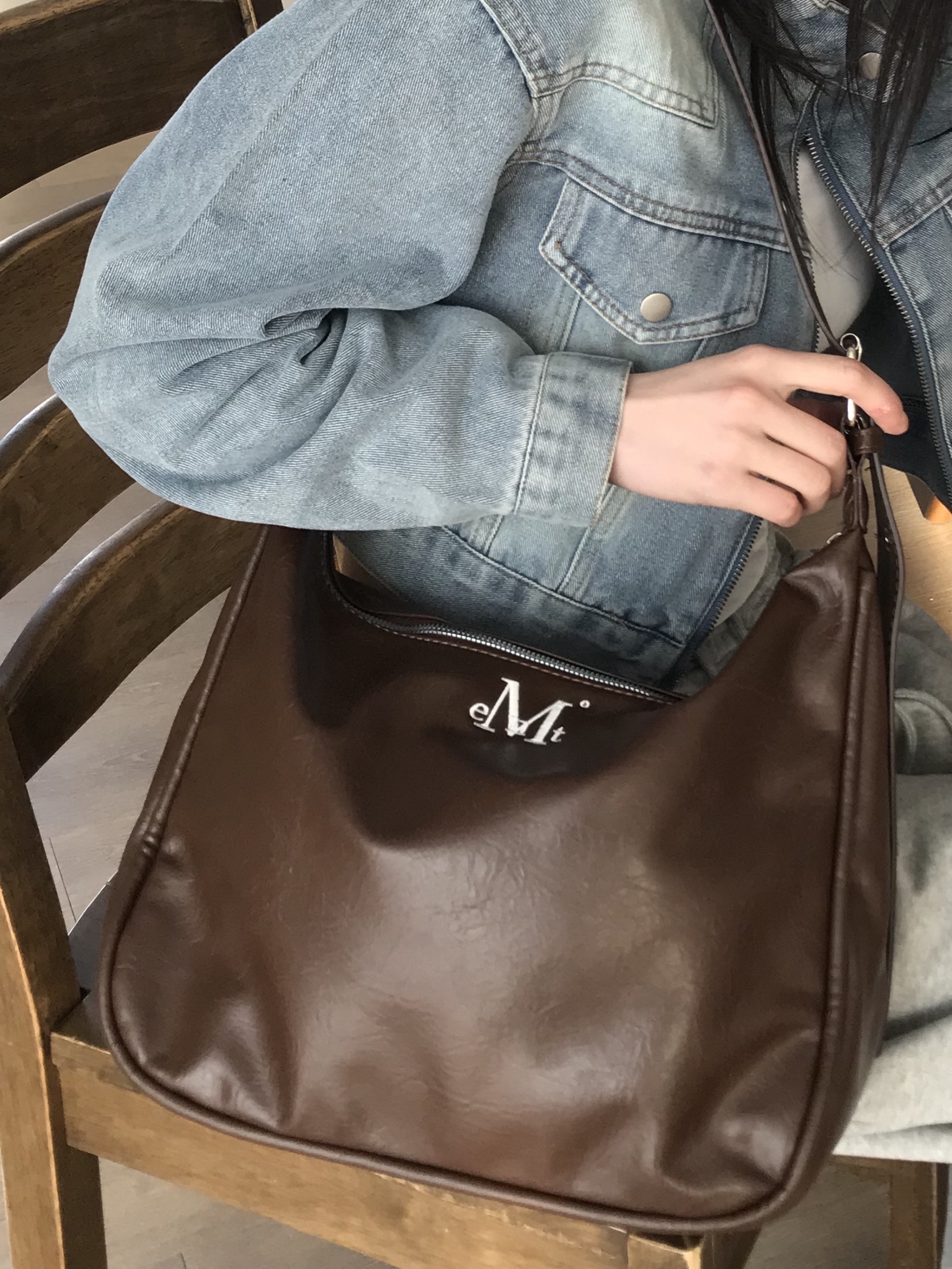 MUCENT Pot Double Wrinkle Leather Shoulder Bag Brown 착용 스타일 - 2
