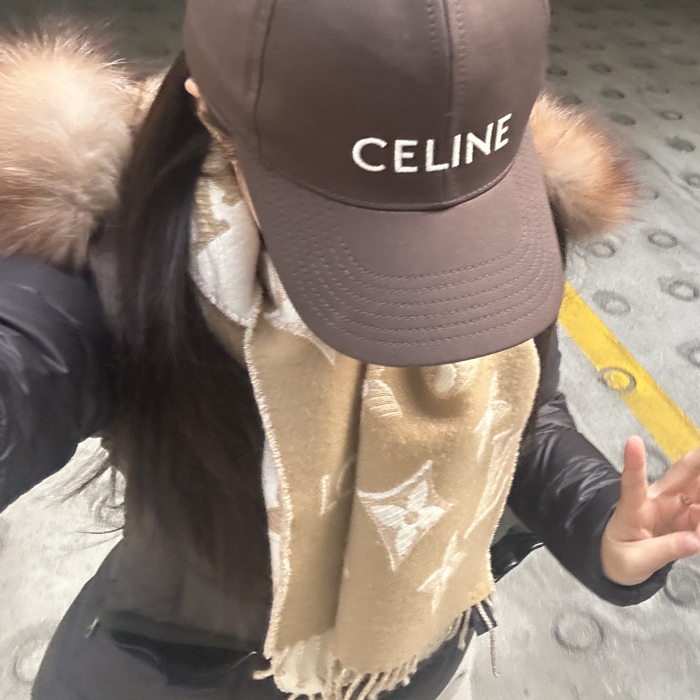 Celine Baseball Cap in Cotton Ebene, Louis Vuitton Simply Essential Muffler Beige 착용 스타일 - 2