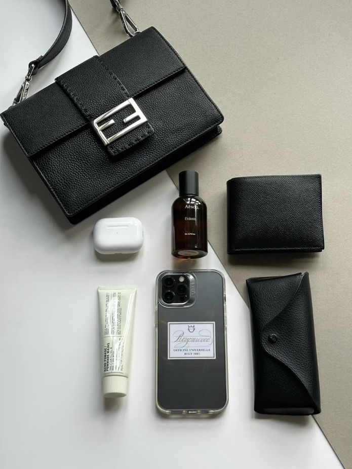 Saint Laurent Cassandre Matelasse Card Case in Grain De Poudre Embossed Leather Black, Dior Mini Book Tote Blue Dior Oblique Embroidery 착용 스타일 - 3