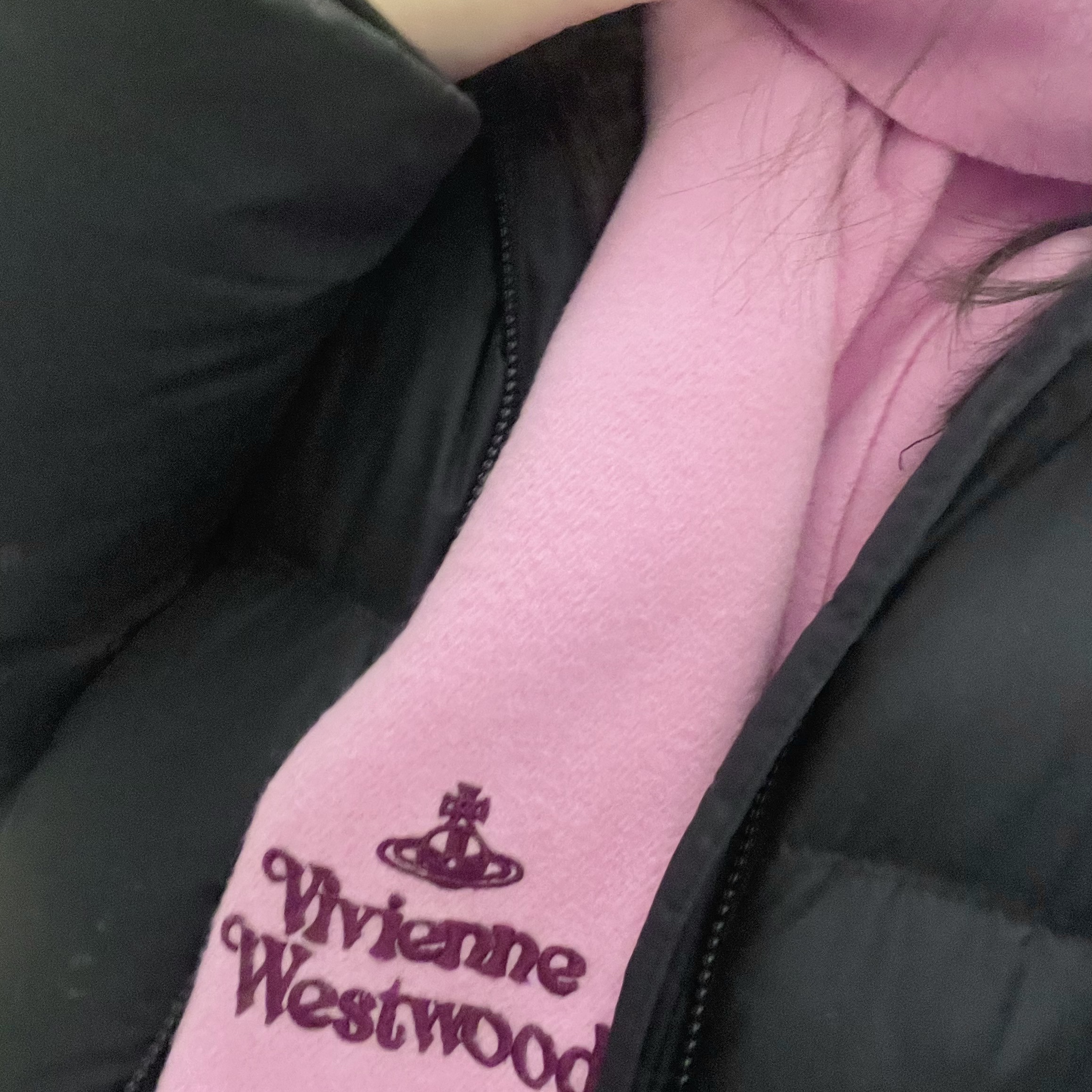 Vivienne Westwood Embroidered Logo Muffler Pink 착용 스타일