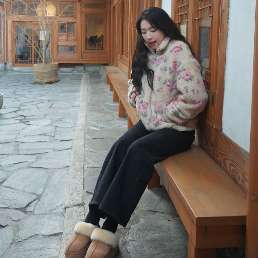 (W) UGG Funkette Slides Chestnut 착용 스타일 - 2