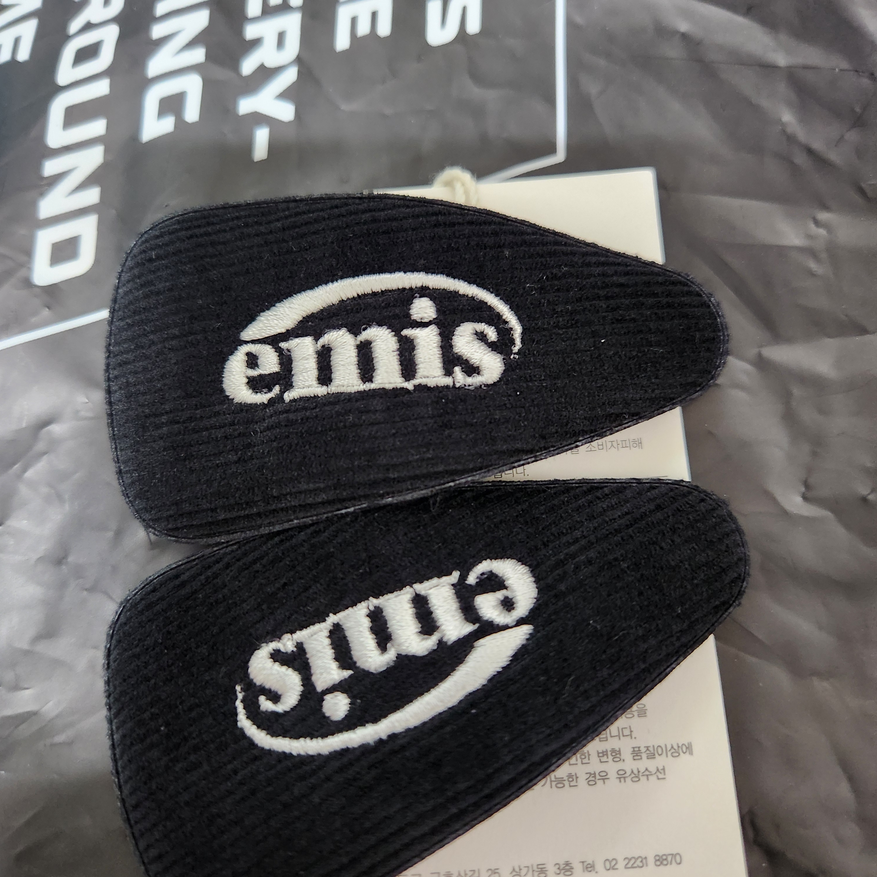 (W) Emis Corduroy Wide Hairpin Black 착용 스타일