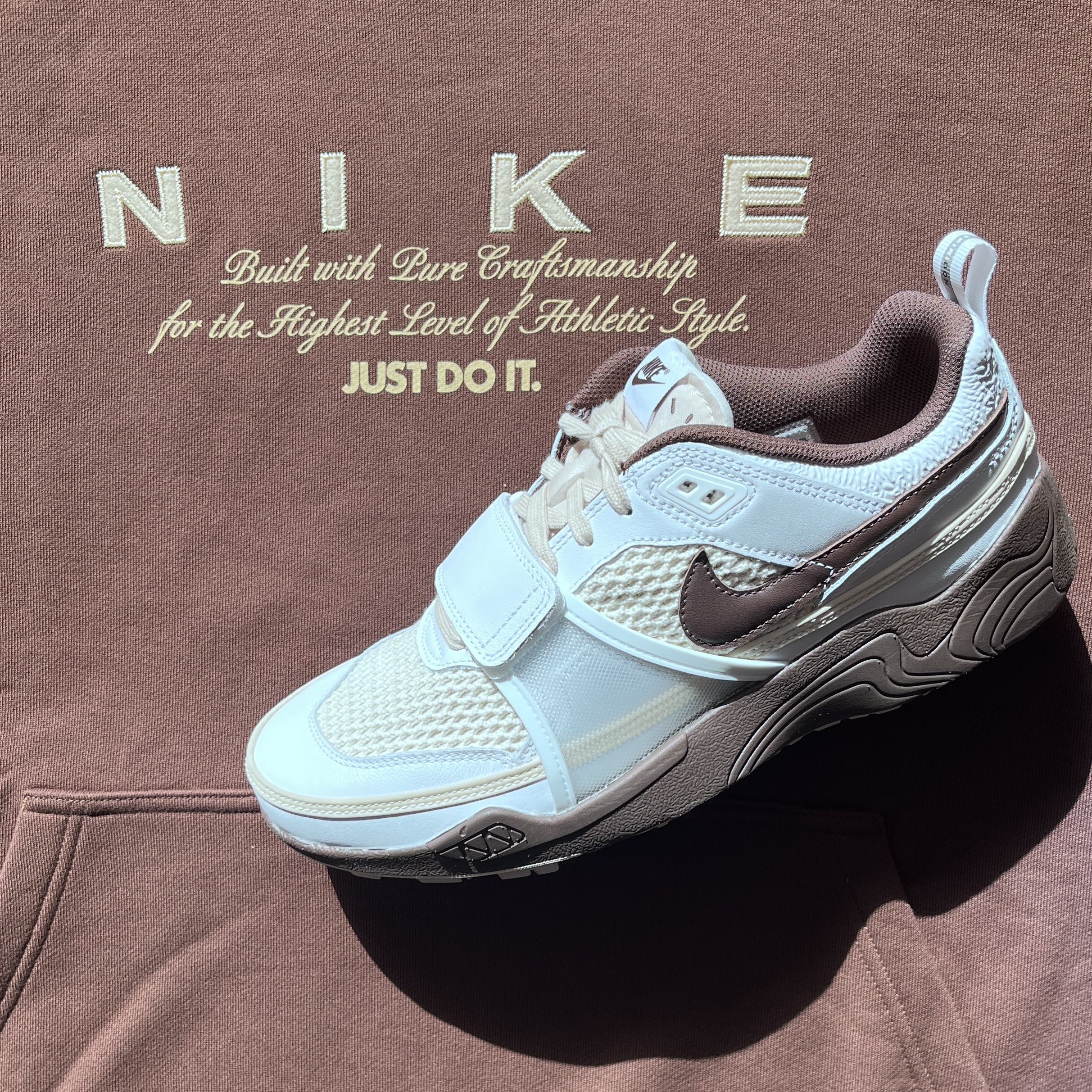 Nike x Travis Scott Zoom Field Jaxx White and Light Chocolate, Jordan x Travis Scott Jumpman Jack TR Sail and Dark Mocha 착용 스타일 - 3