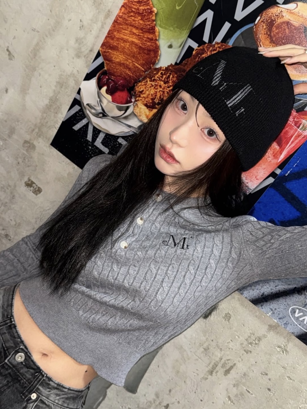 MUCENT Lemelo Collar-Neck Button Crop Knit Gray 착용 스타일 - 3