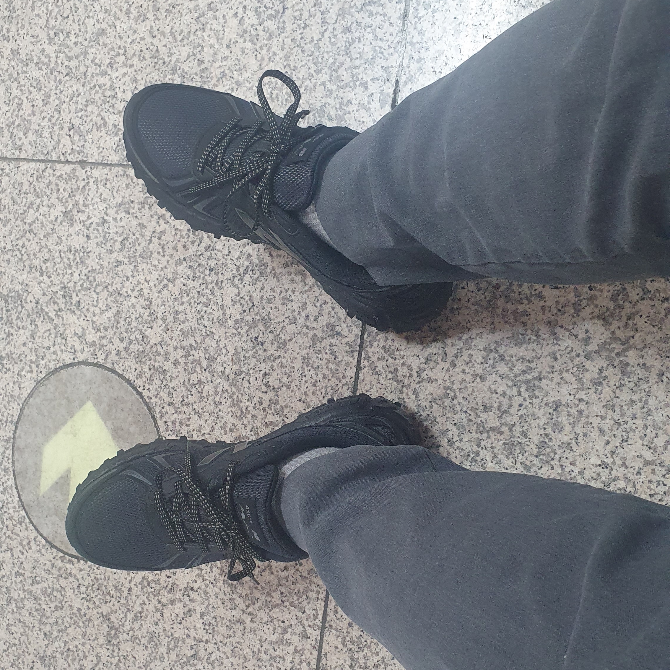 New Balance 410v5 Black - 2E Wide 착용 스타일