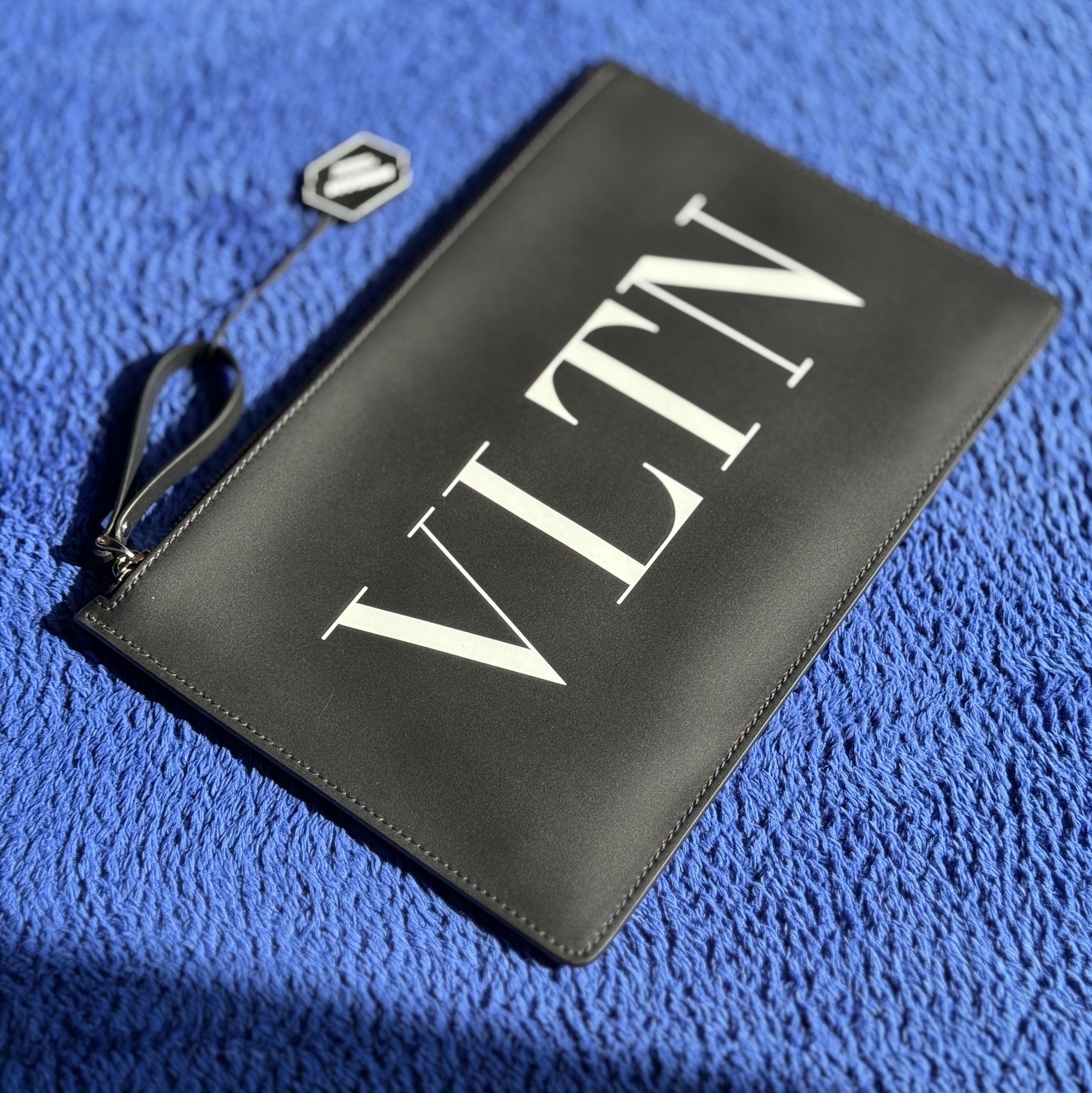 Valentino VLTN Logo Leather Clutch Black 착용 스타일