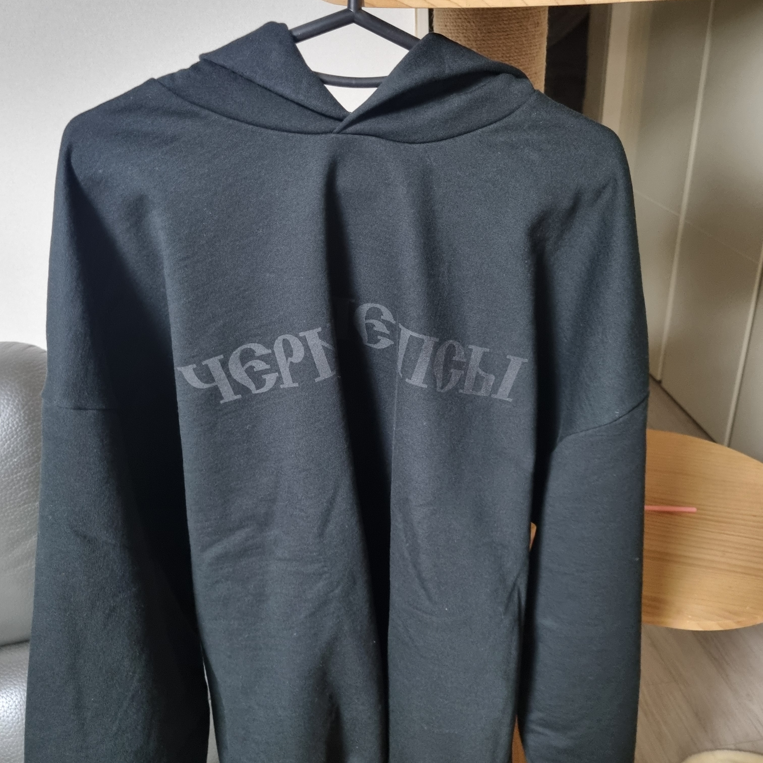 Yeezy x Gosha Rubchinskiy YZY Black Dogs Hoodie Black 착용 스타일 - 2