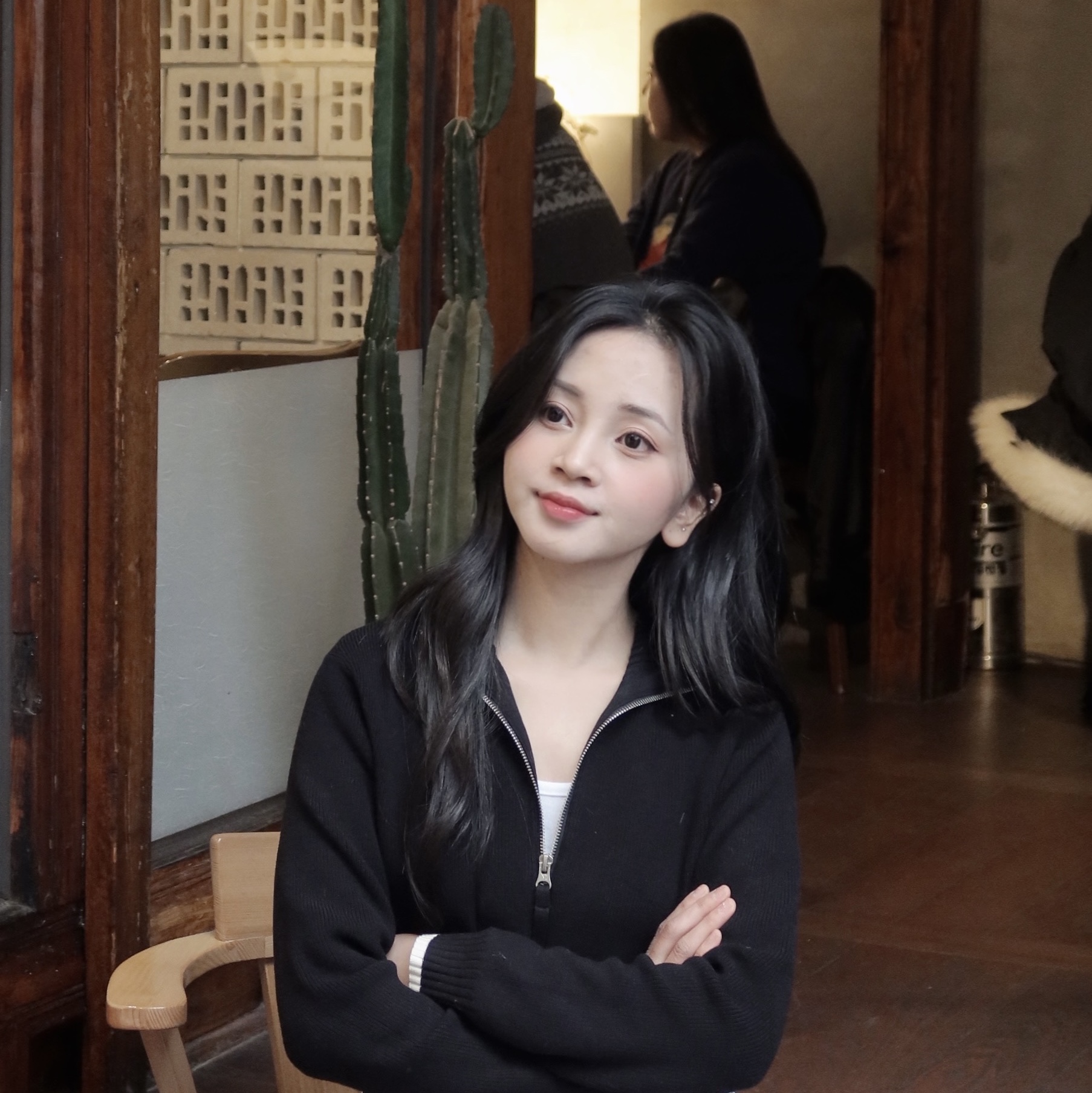 Matin Kim Spell Point Stripe Knit Cardigan Black, Matin Kim Sporty Tote Bag Black 착용 스타일 - 3