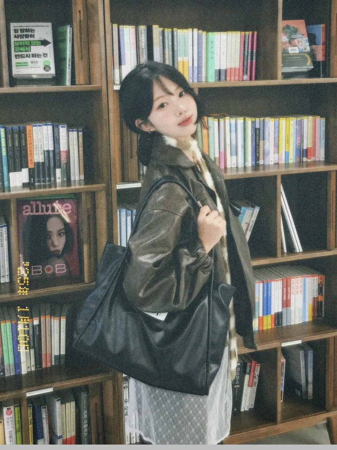 MUCENT Griek Leather Shoulder Bag Black 착용 스타일 - 2