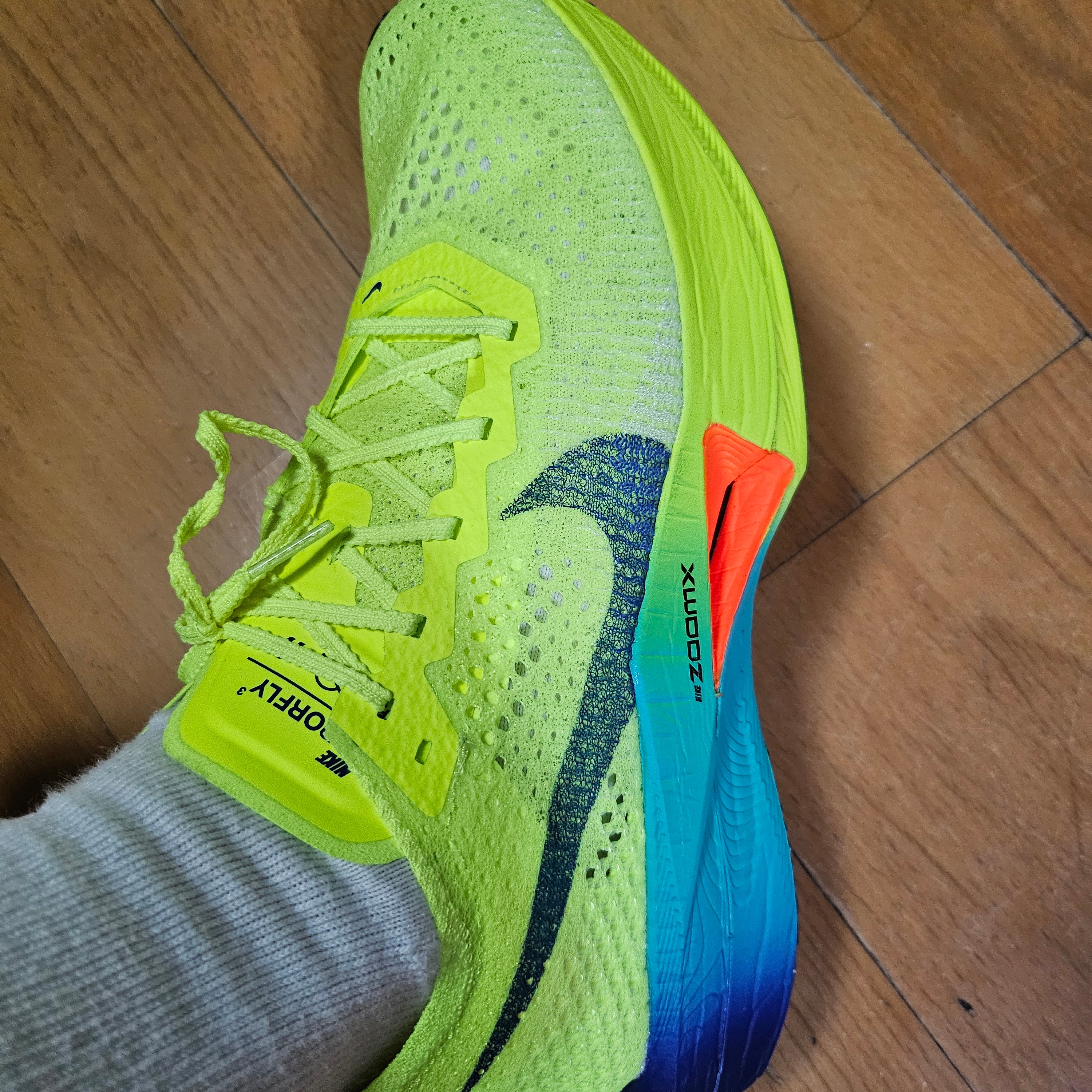 Nike ZoomX Vaporfly Next% 3 Volt Scream Green 착용 스타일 - 3