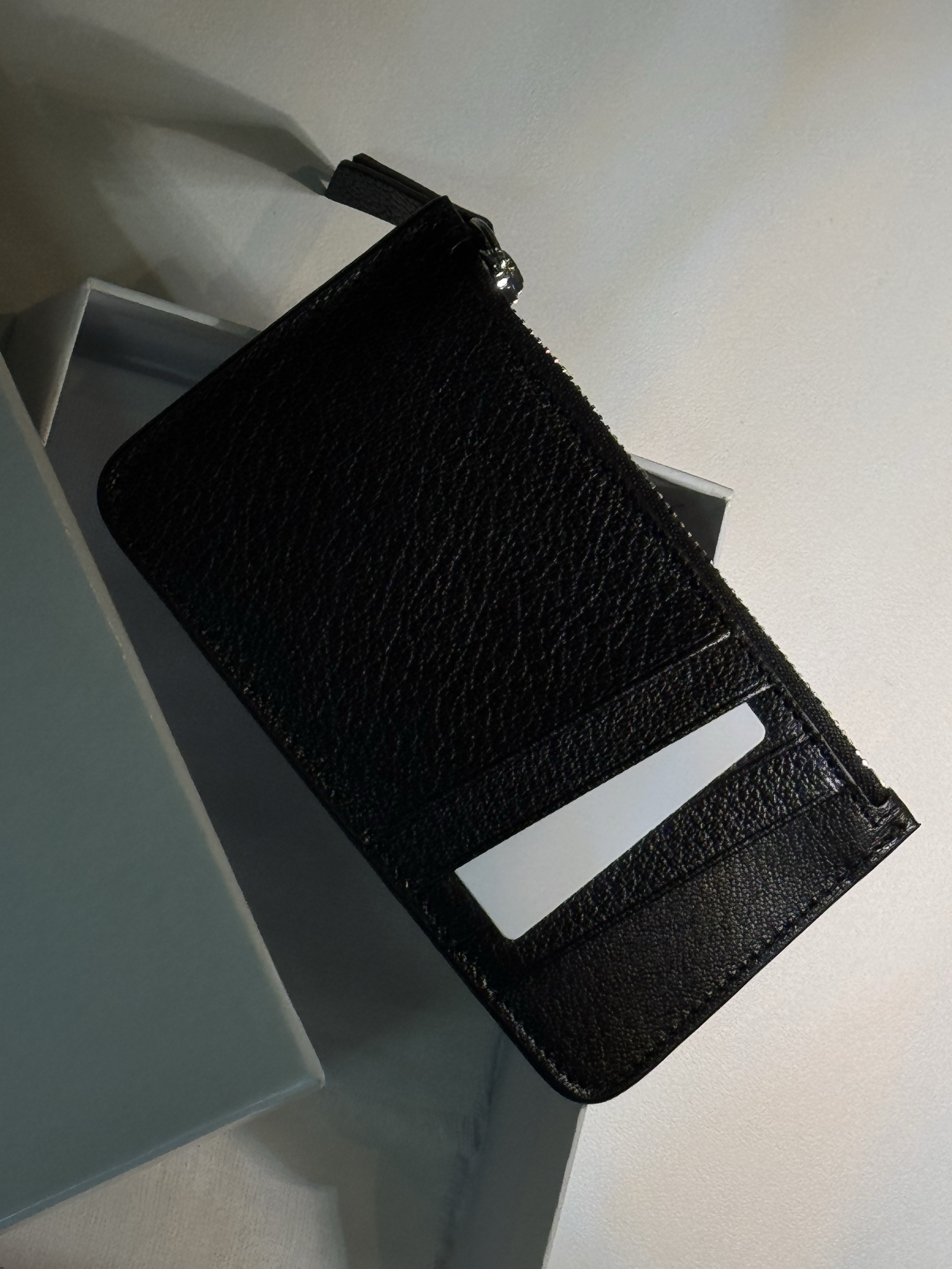 Maison Margiela Stitch Zipped Card Holder Black 착용 스타일 - 2