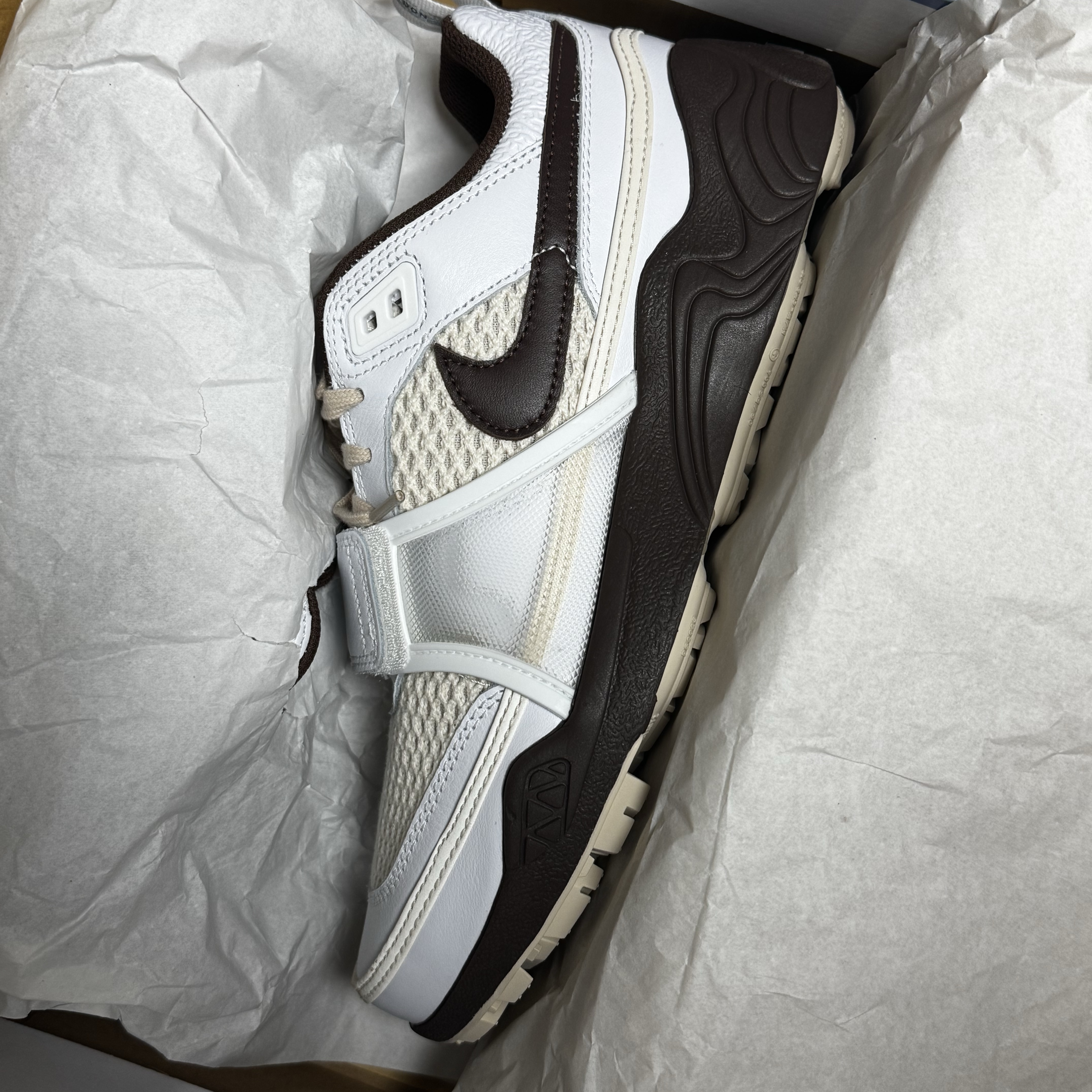 Nike x Travis Scott Zoom Field Jaxx White and Light Chocolate 착용 스타일 - 3