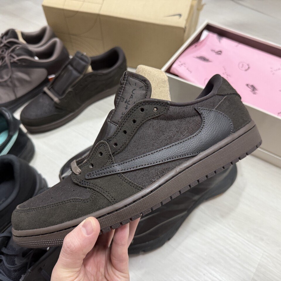 Jordan 1 x Travis Scott Retro Low OG SP Velvet Brown and Dark Mocha, Hoka x Satisfy Mafate Speed 4 Lite Coffee 착용 스타일 - 1
