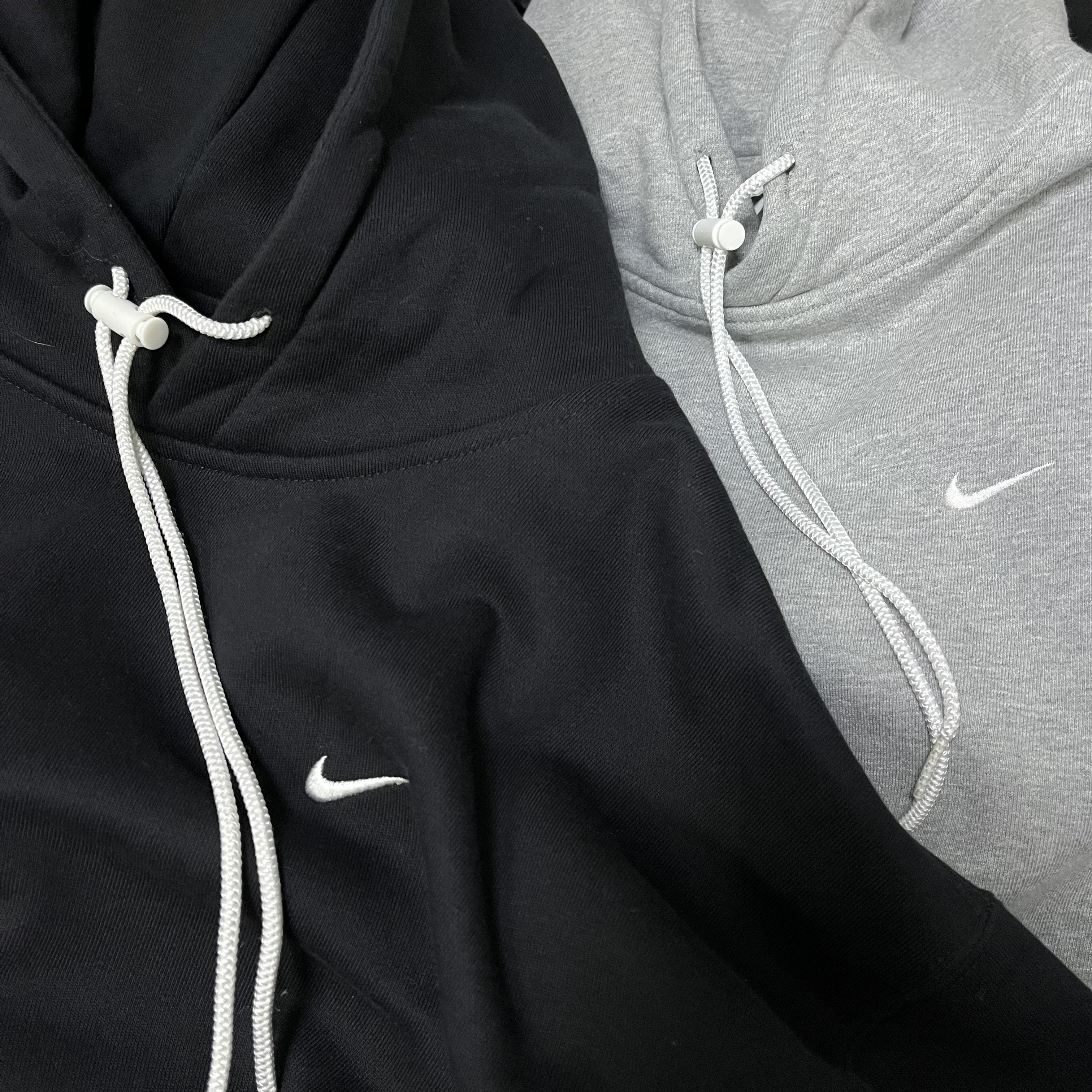 Nike NRG Solo Swoosh Fleece Hoodie Black White - Asia, Nike NRG Solo Swoosh Fleece Hoodie Dark Grey Heather - Asia 착용 스타일 - 1