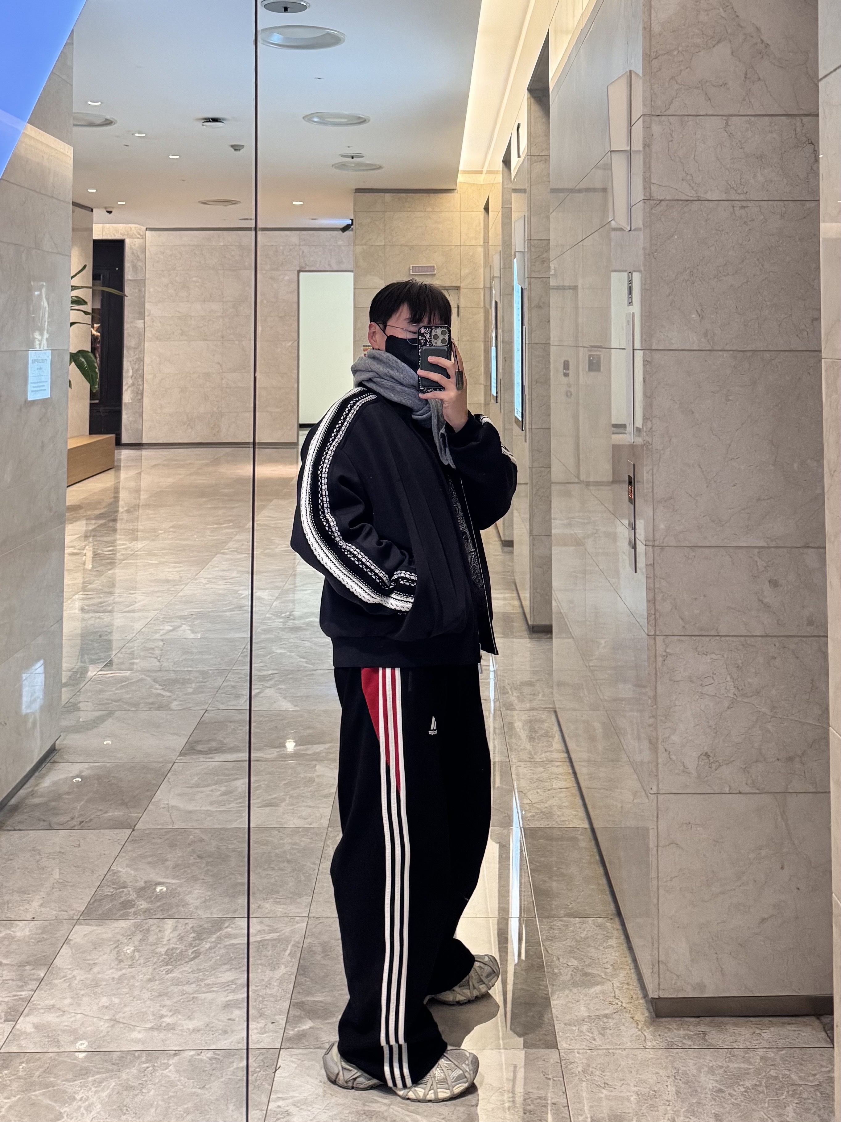 Balenciaga x Adidas Fleece Baggy Sweatpants Black, Balenciaga 3XL Extreme Lace Sneakers Egg Shell 착용 스타일 - 2