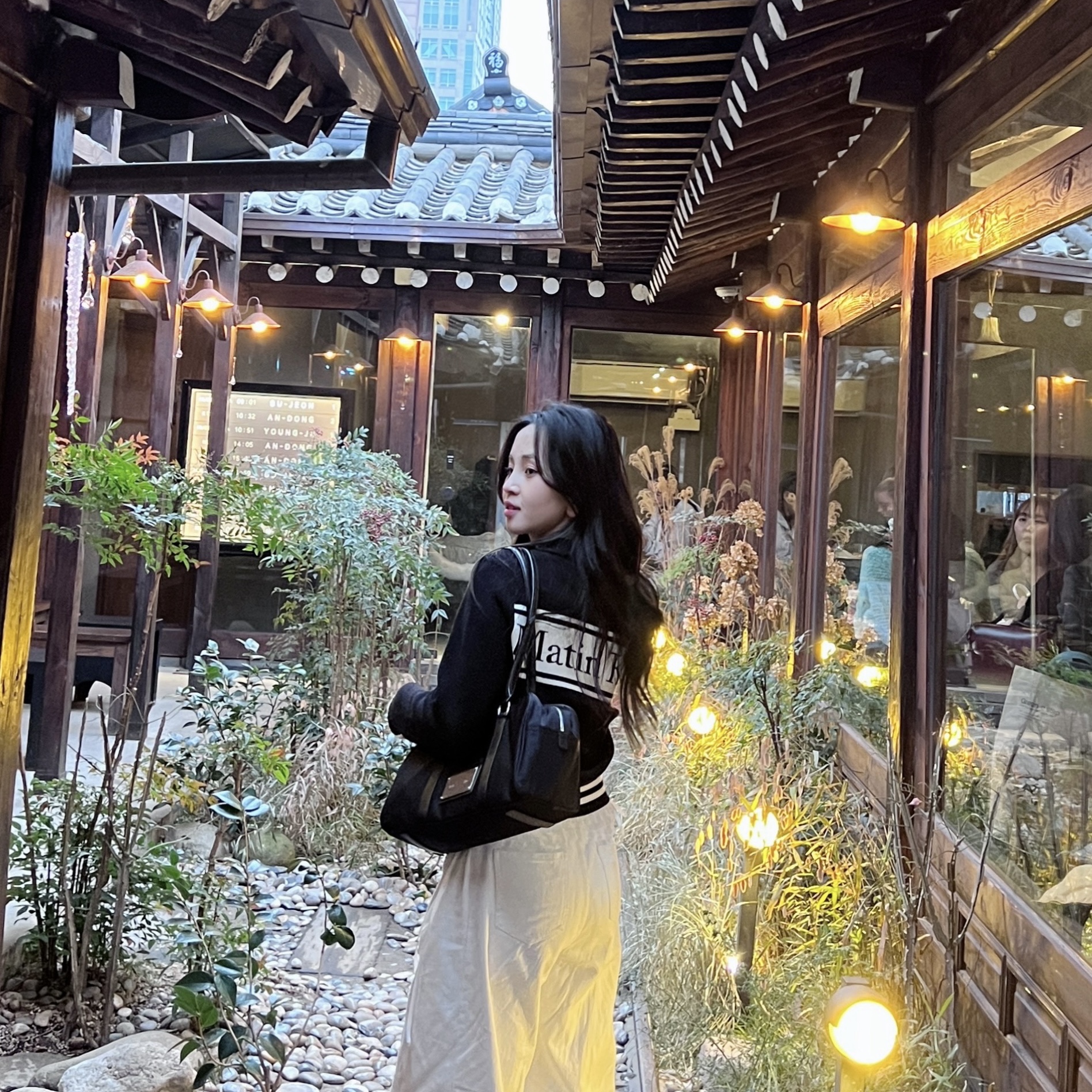 Matin Kim Spell Point Stripe Knit Cardigan Black, Matin Kim Sporty Tote Bag Black 착용 스타일 - 1