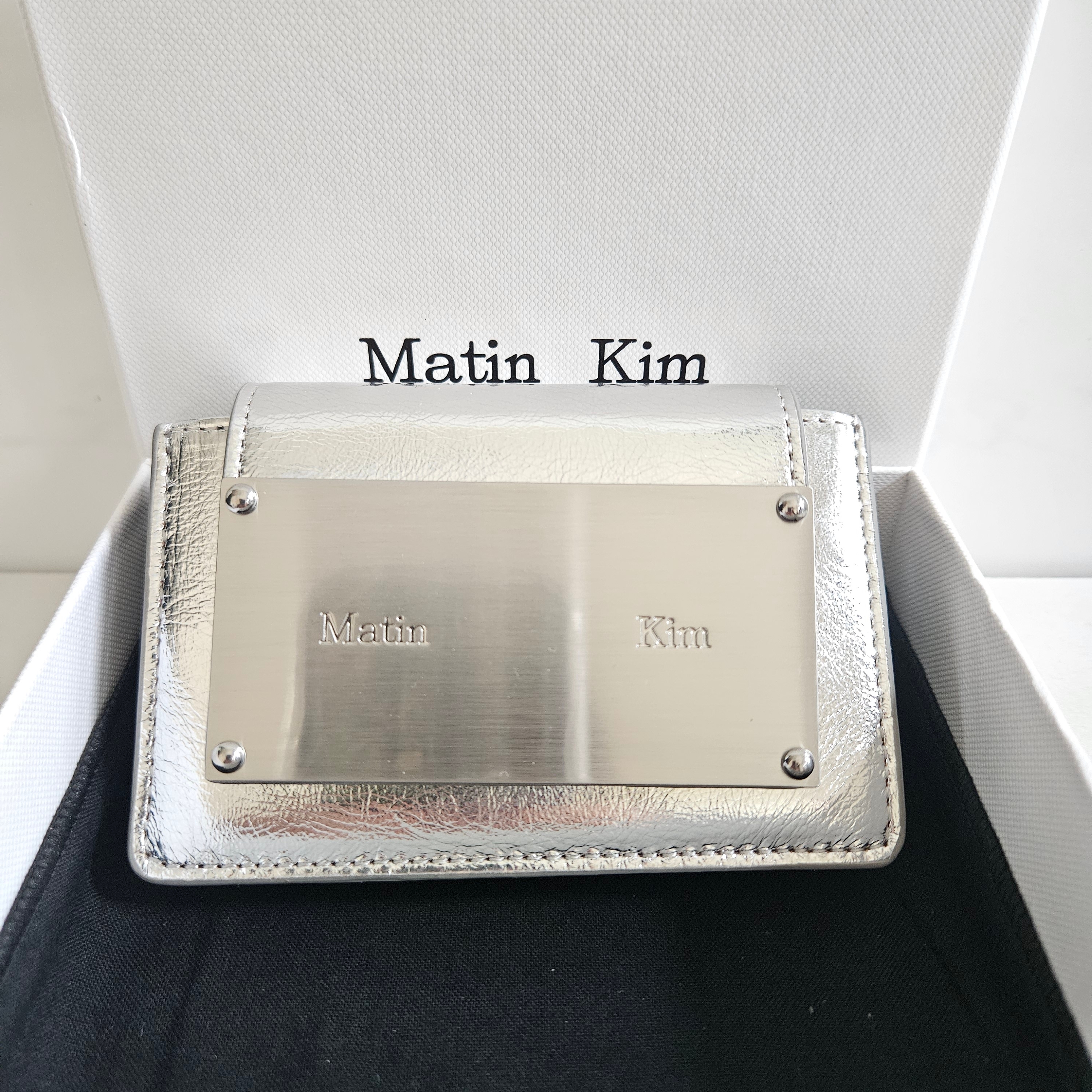 Matin Kim Accordion Wallet Silver 착용 스타일