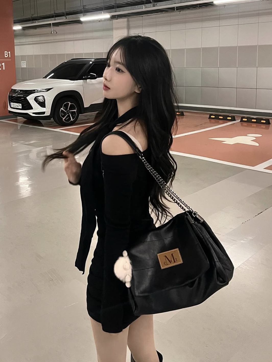 MUCENT Infinity Laether Chain Shoulder Bag Black 착용 스타일 - 2