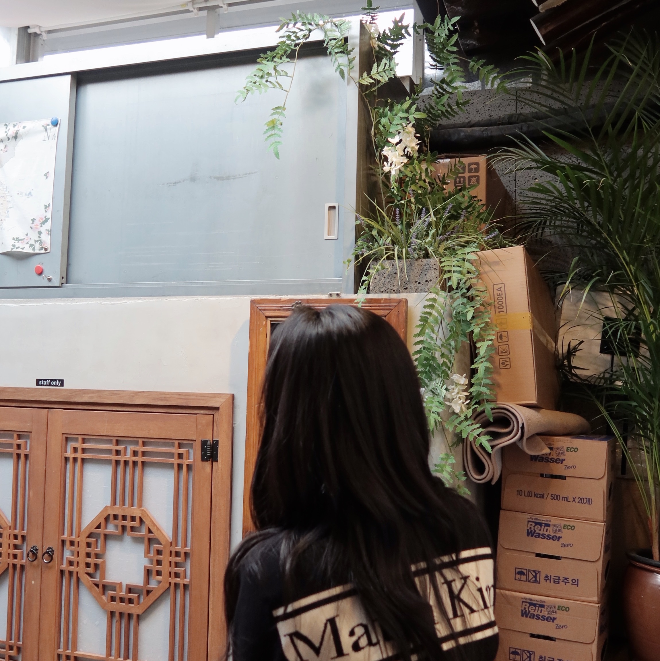 Matin Kim Spell Point Stripe Knit Cardigan Black, Matin Kim Sporty Tote Bag Black 착용 스타일 - 2