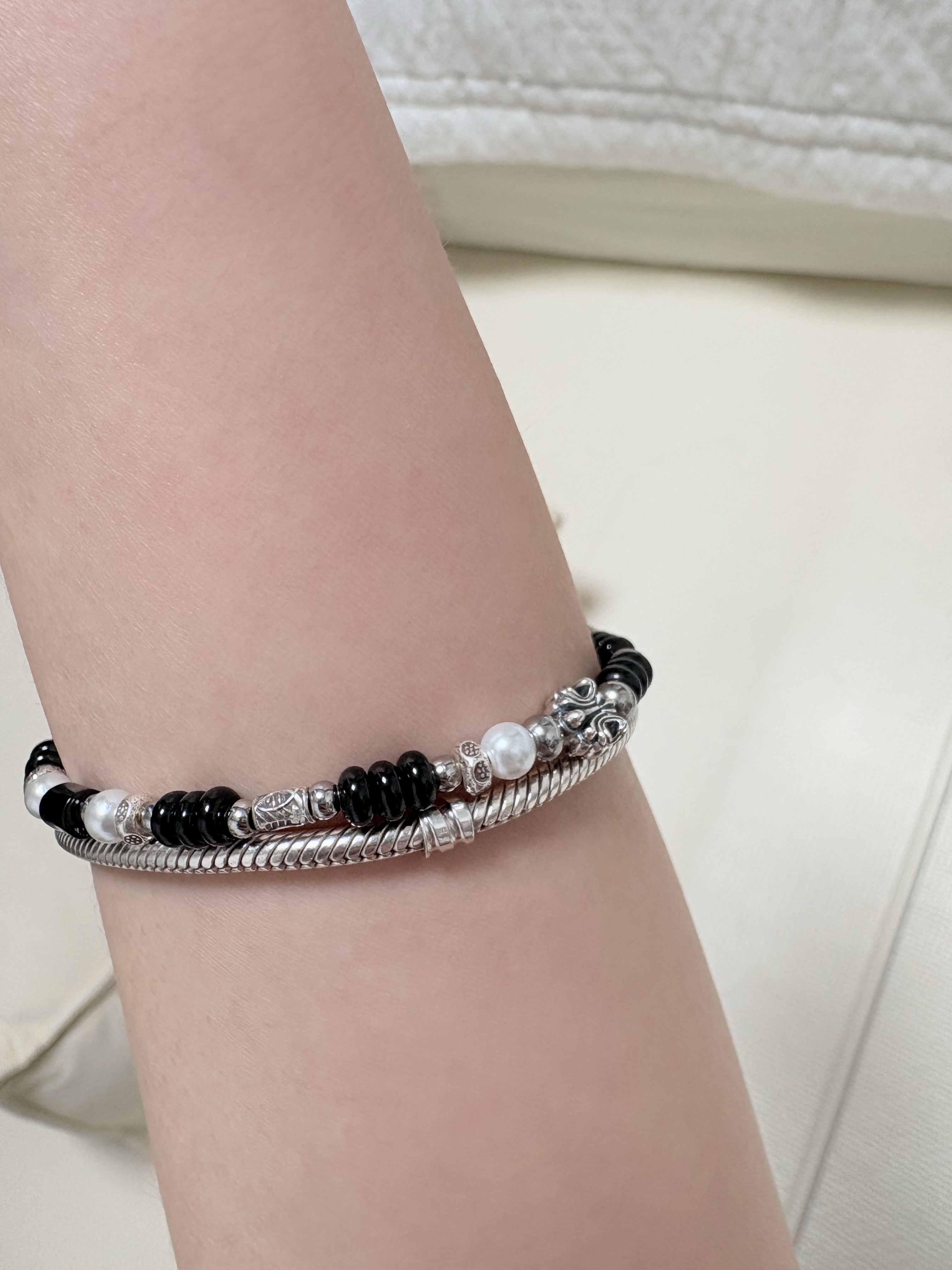[KREAM 단독] Scudo Shell Black Pearl Beads Bracelet 착용 스타일