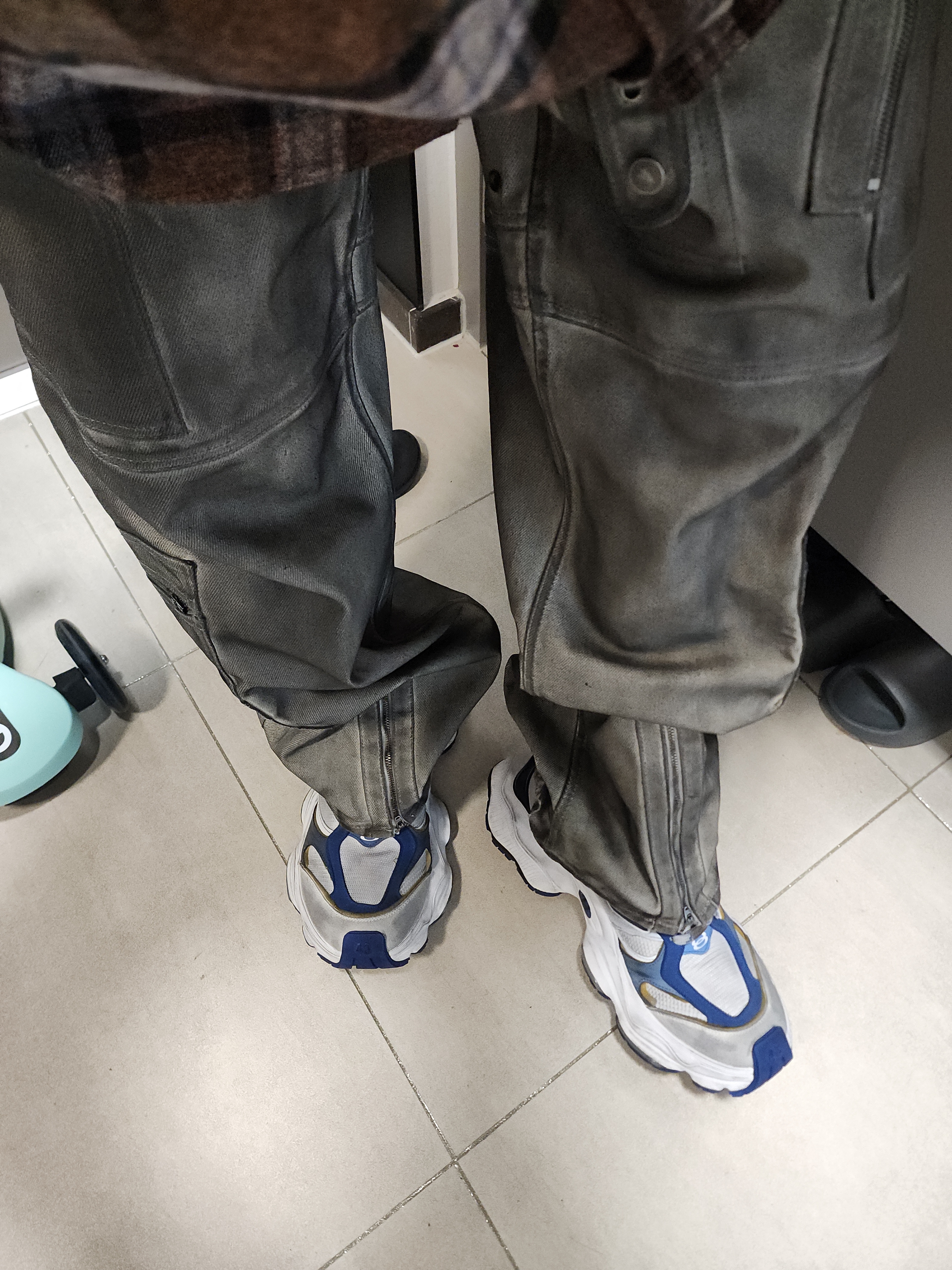 Project G/R Flight Denim Pants Dust Grey, Balenciaga Cargo Sneakers Grey White Blue 착용 스타일 - 2