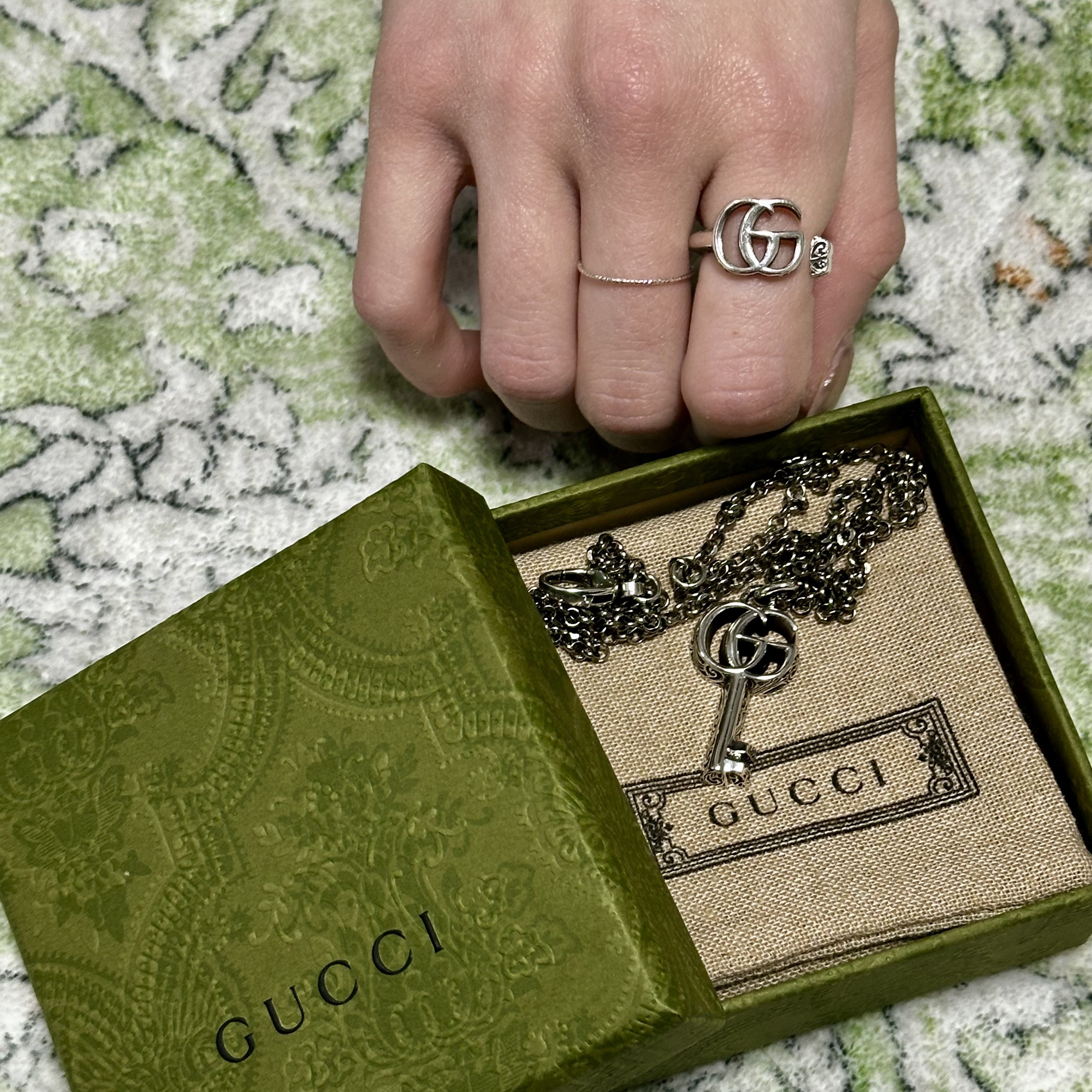 Gucci Double G Key Necklace Silver, Gucci Double G Keyring Silver Aged Finish 착용 스타일