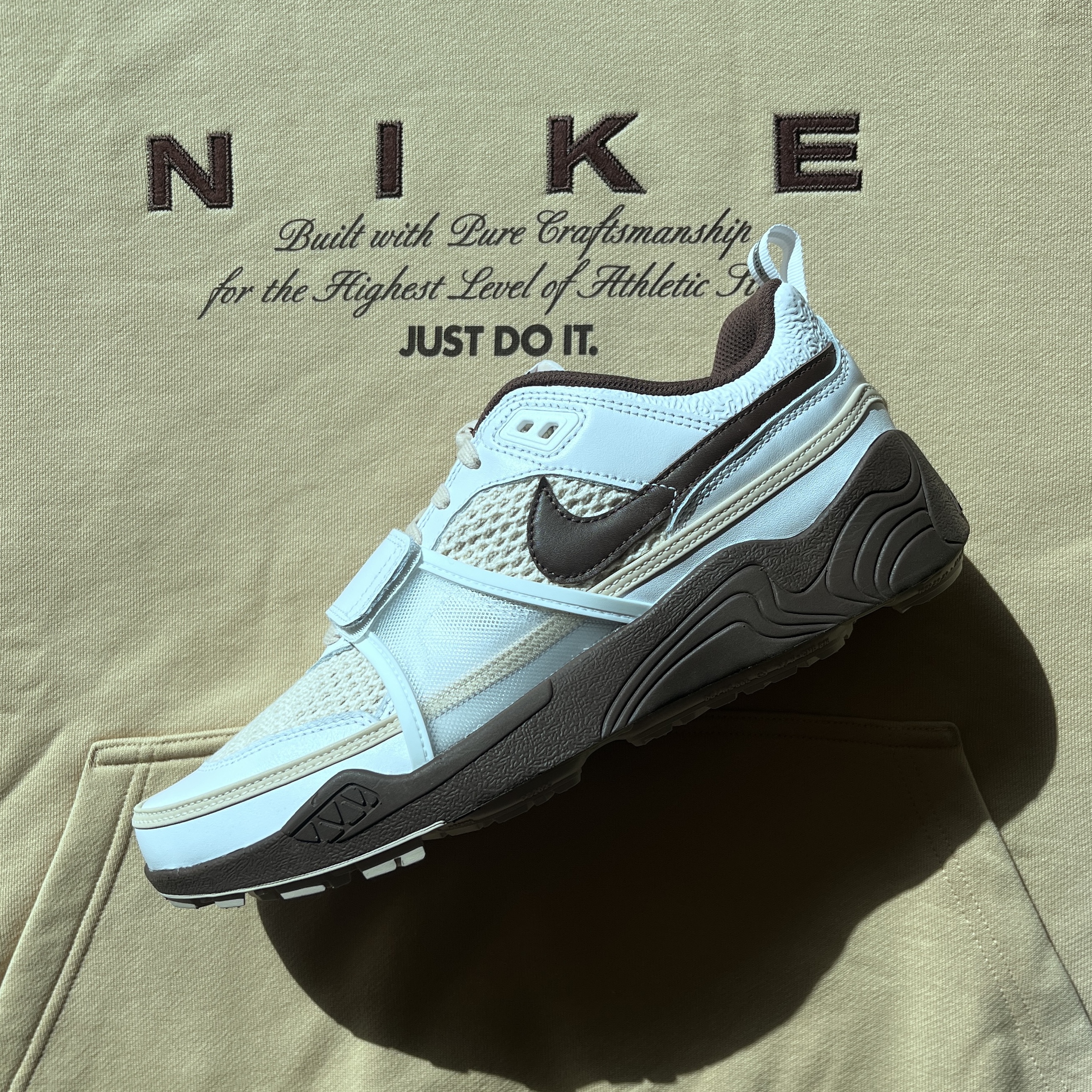 Nike x Travis Scott Zoom Field Jaxx White and Light Chocolate, Jordan x Travis Scott Jumpman Jack TR Sail and Dark Mocha 착용 스타일 - 1
