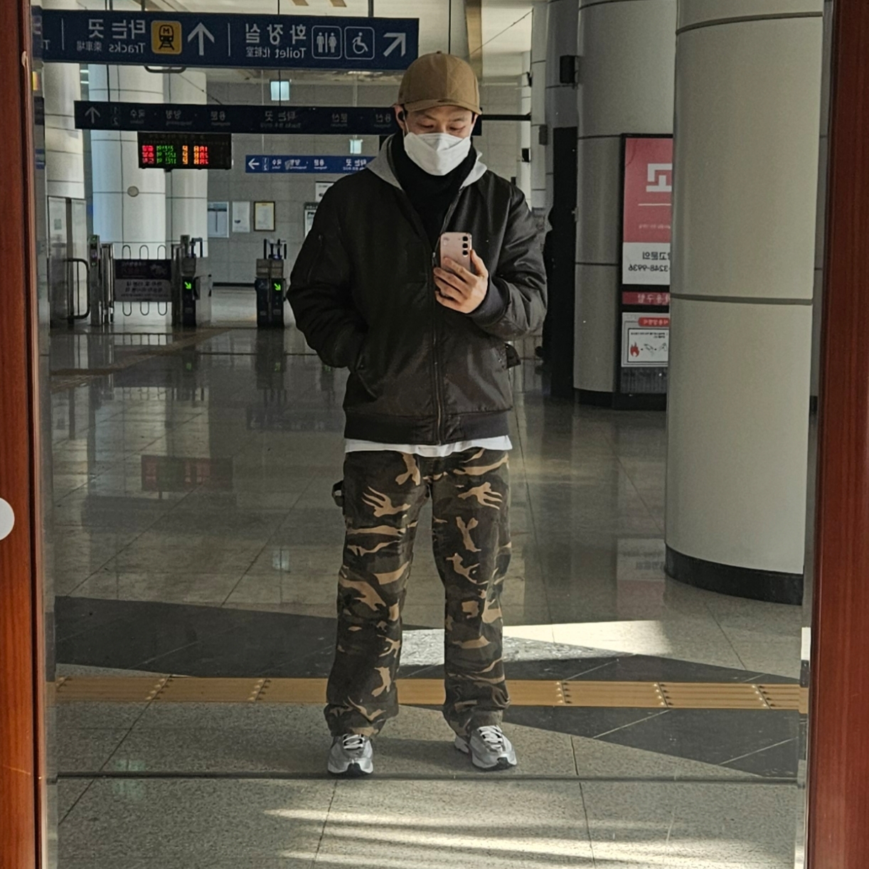 QT8 GARMENTS BN Camo Carpenter Pant Khaki 착용 스타일