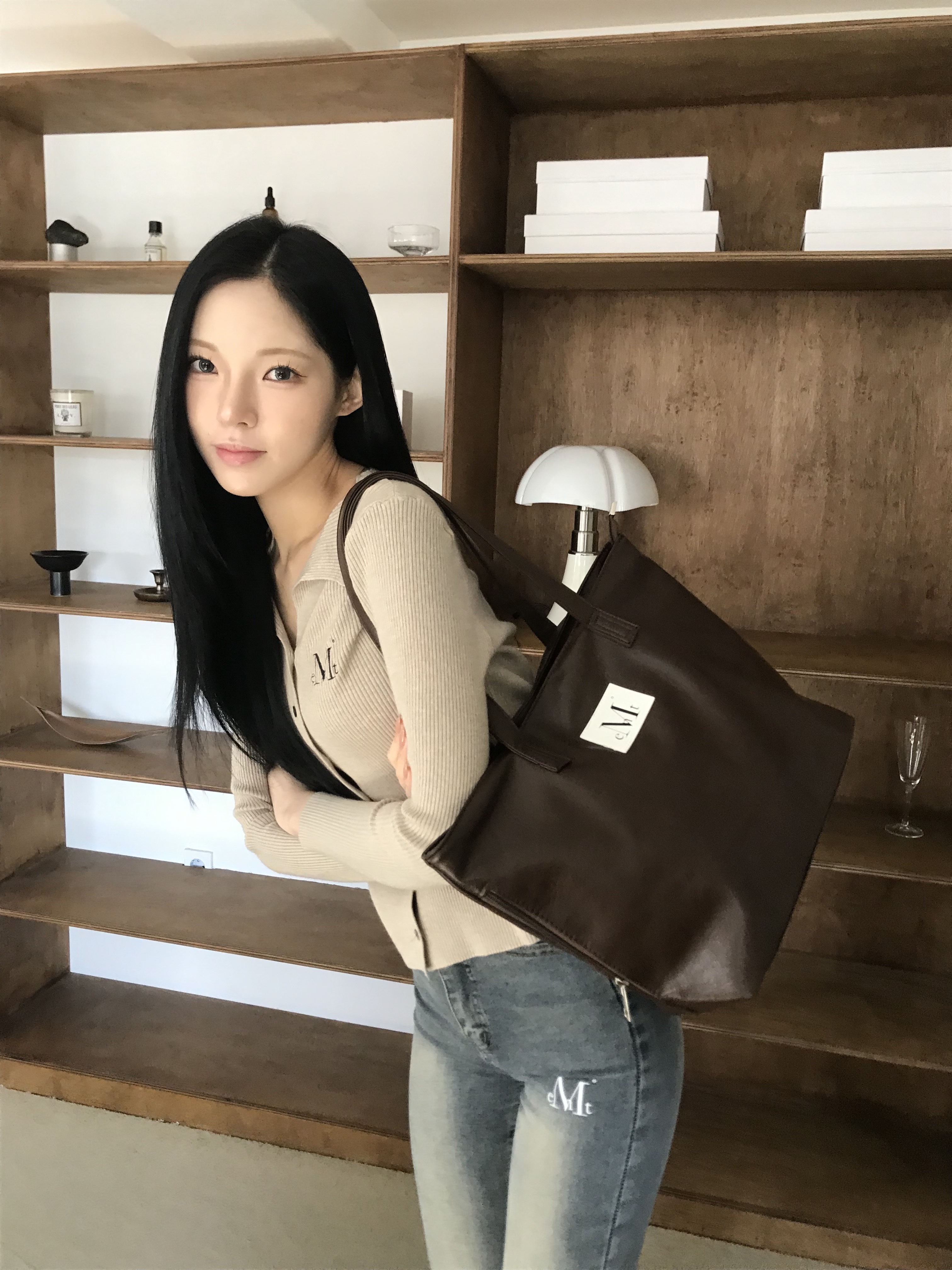 MUCENT Rienne Side Zipper Leather Shoulder Bag Brown 착용 스타일 - 2