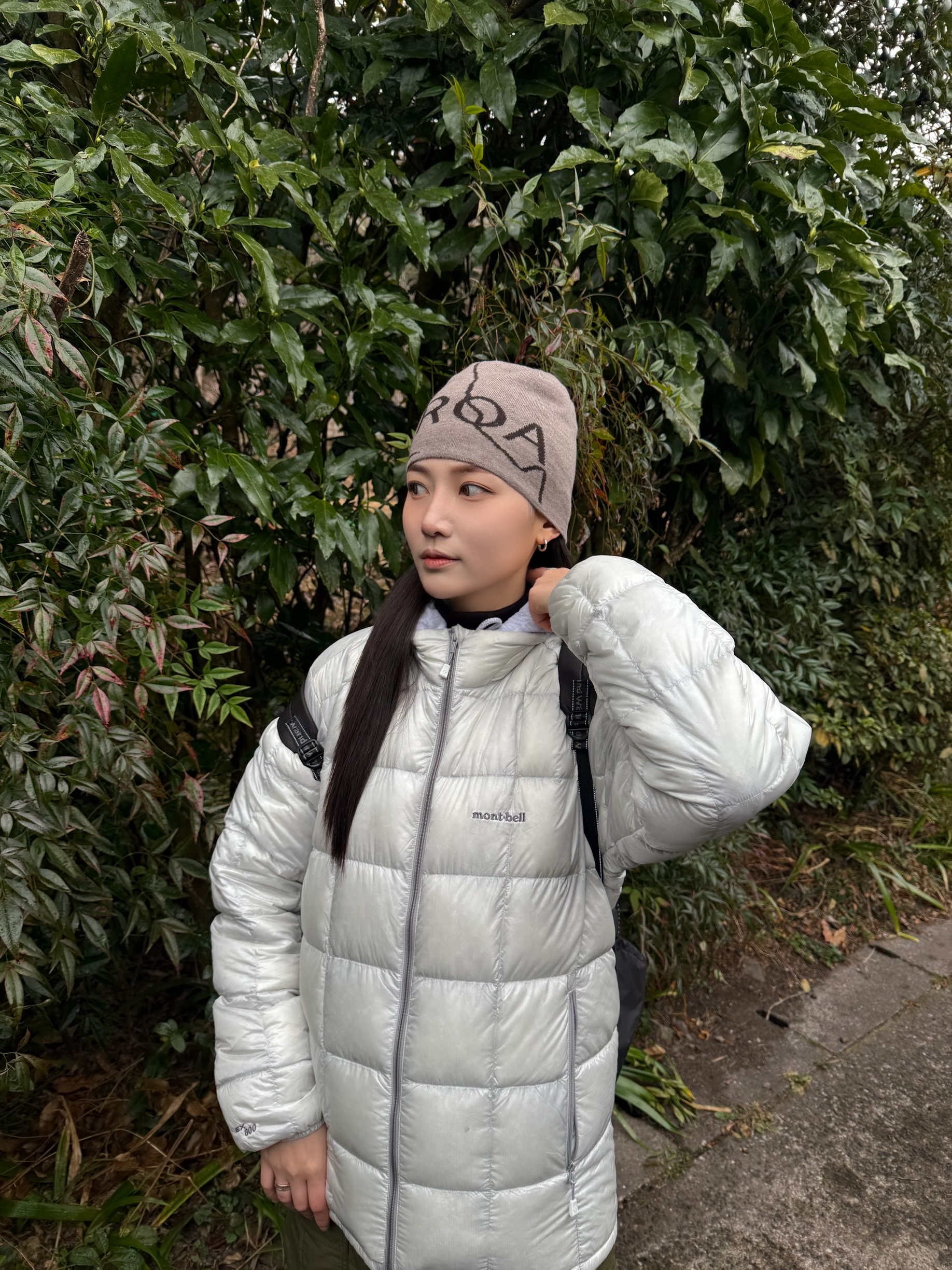 And Wander Sil Daypack Charcoal, ROA Beanie Logo Taupe - 24FW 착용 스타일 - 3