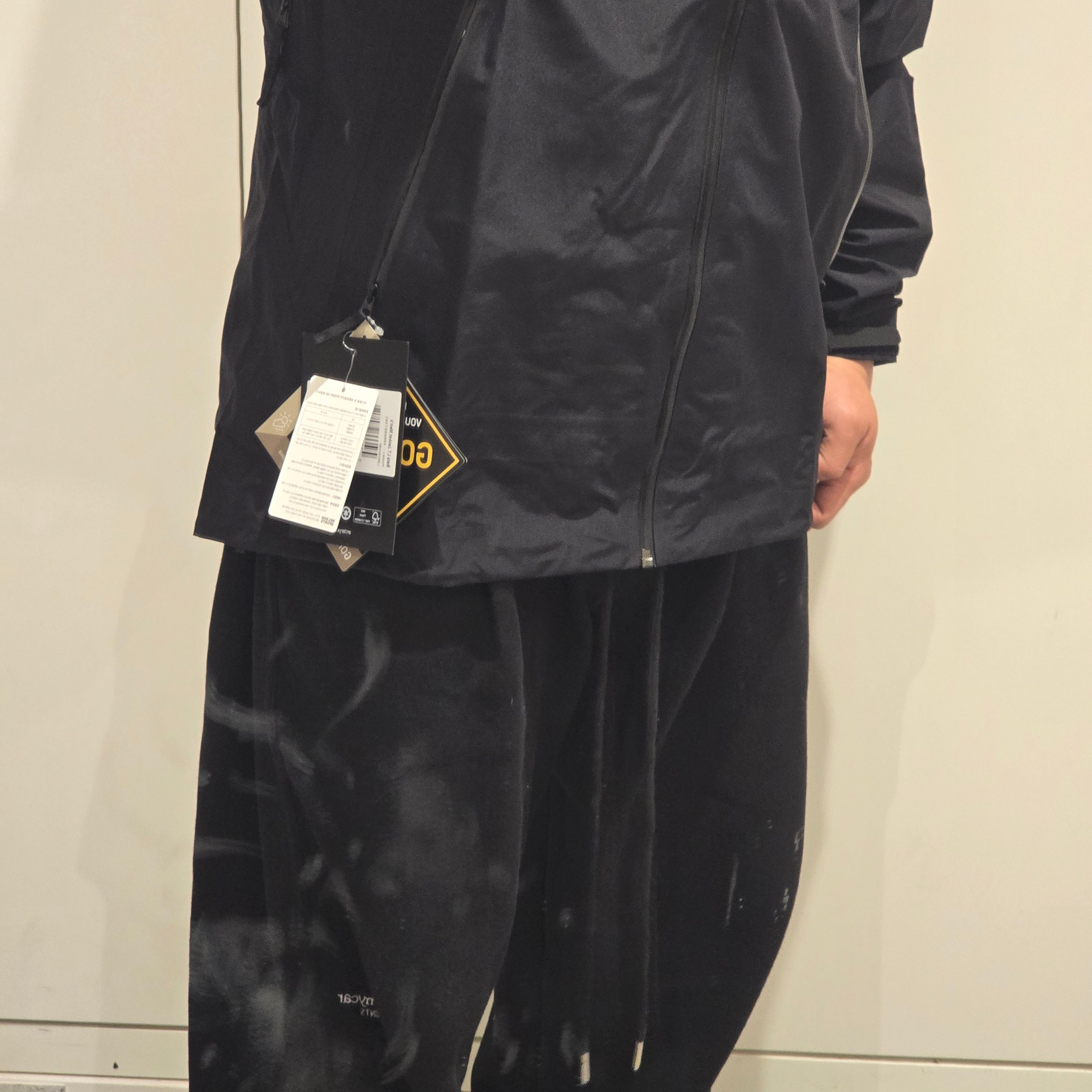 Arc'teryx Beta LT Jacket Black, Nike Air Force 1 '07 WB Flax 착용 스타일 - 4