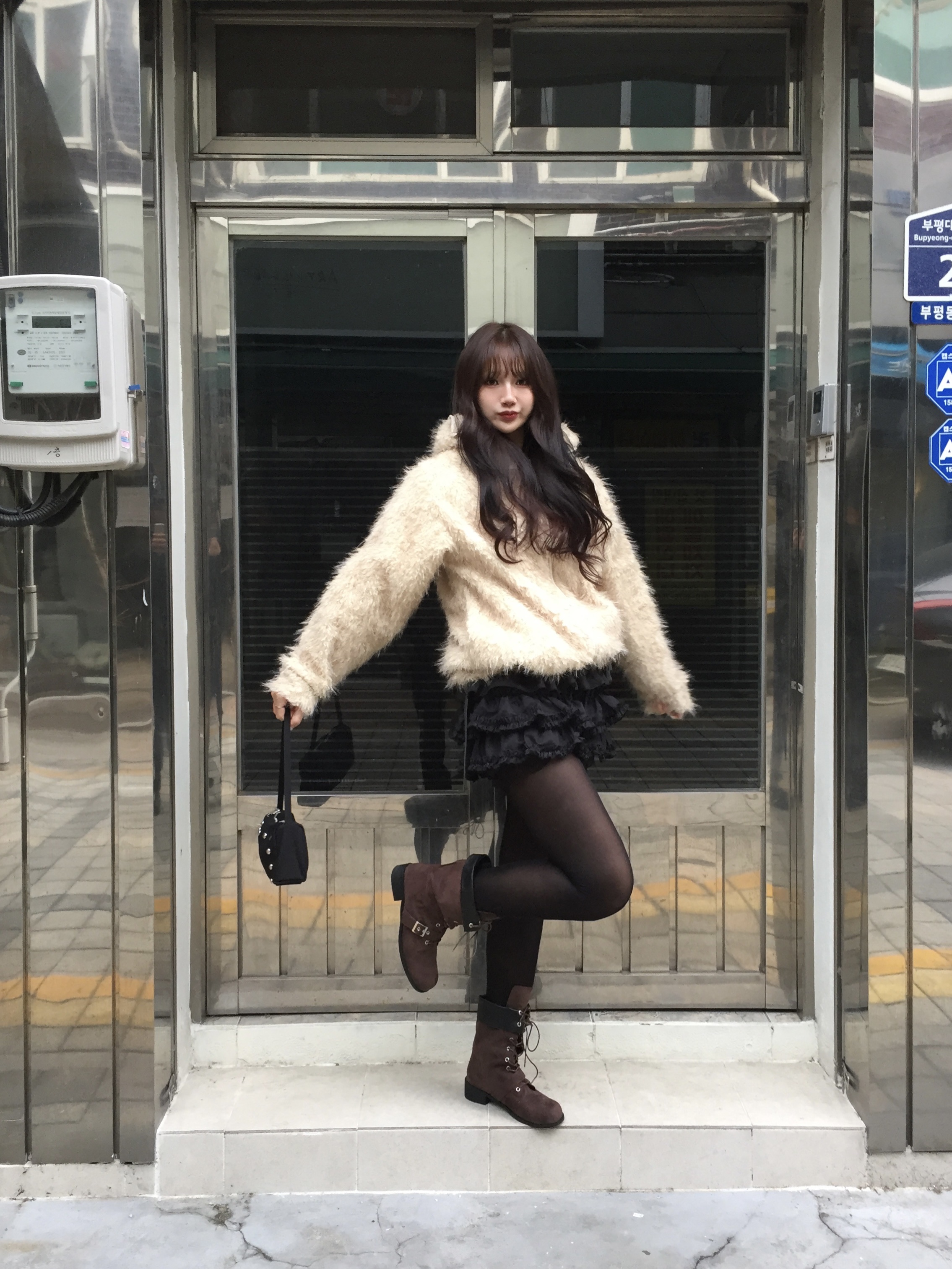 Yunse Lucy Bag Black 착용 스타일